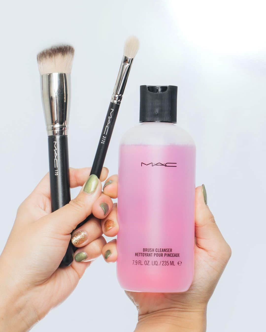 M∙A∙C Cosmetics Japanのインスタグラム：「ㅤ 2019年 M·A·Cアーティストが選ぶ マストハブ！ -番外編- ㅤ ❄️ブラシ クレンザー ㅤ ブラシを清潔にし、毛先を整えて長持ちさせる専用クレンザー✨ 使い方はスワイプして2枚目をチェック👉 ㅤ ㅤ DESIGN: M·A·C ARTIST RINO KASAI @rino416⠀@macpro_tokyo PHOTO: @takaki_iwata ㅤ ㅤ ㅤ ㅤ ㅤ #MACCosmeticsJapan #MACコスメ #MACCosmetics #コスメ #メイク #ブラシクレンザー #ブラシ #メイクブラシ #メイクマニア #メイク用品 #おすすめ #マストハブ #メイク方法 #ファンデーション #ファンデーションブラシ #アイシャドウ #アイシャドウブラシ #クレンザー #makeup #makeuplover #makeuptools #beauty #cosmetics #blush」