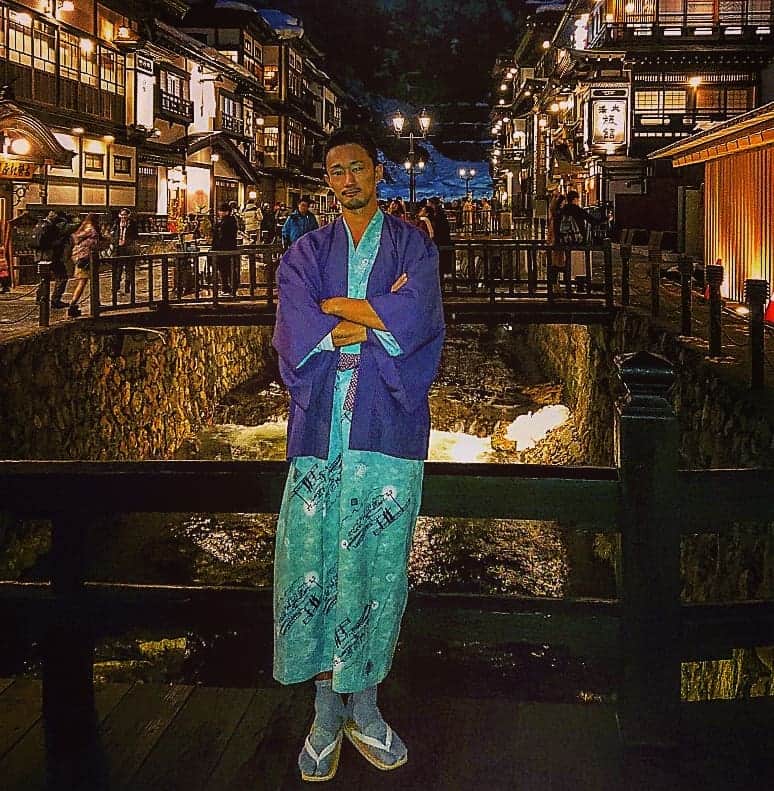 梅野源治のインスタグラム：「12/13 My Birthday😌🎁🎂 誕生日の前祝い&祝勝会 いくつになっても嬉しいものです♪ #山形県 #銀山温泉 #千と千尋の神隠し #感謝です」