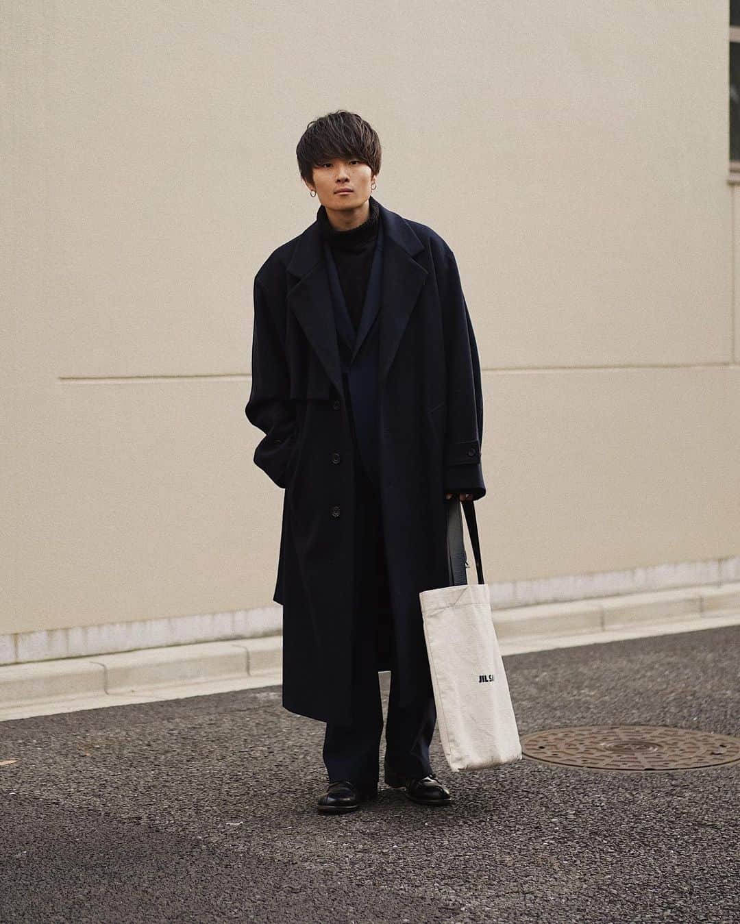 Ryoさんのインスタグラム写真 - (RyoInstagram)「ㅤㅤㅤㅤㅤㅤㅤㅤㅤㅤㅤㅤㅤ セットアップにコート、 ブラックにネイビー、 冬はこんな綺麗な合わせもしたくなります🧥 ㅤㅤㅤㅤㅤㅤㅤㅤㅤㅤㅤㅤㅤ coat:#ssstein jacket:#sunsea knit:#ryotakashima pants:#sunsea shoes:#leyuccas bag:#jilsander」12月12日 12時01分 - ryo__takashima