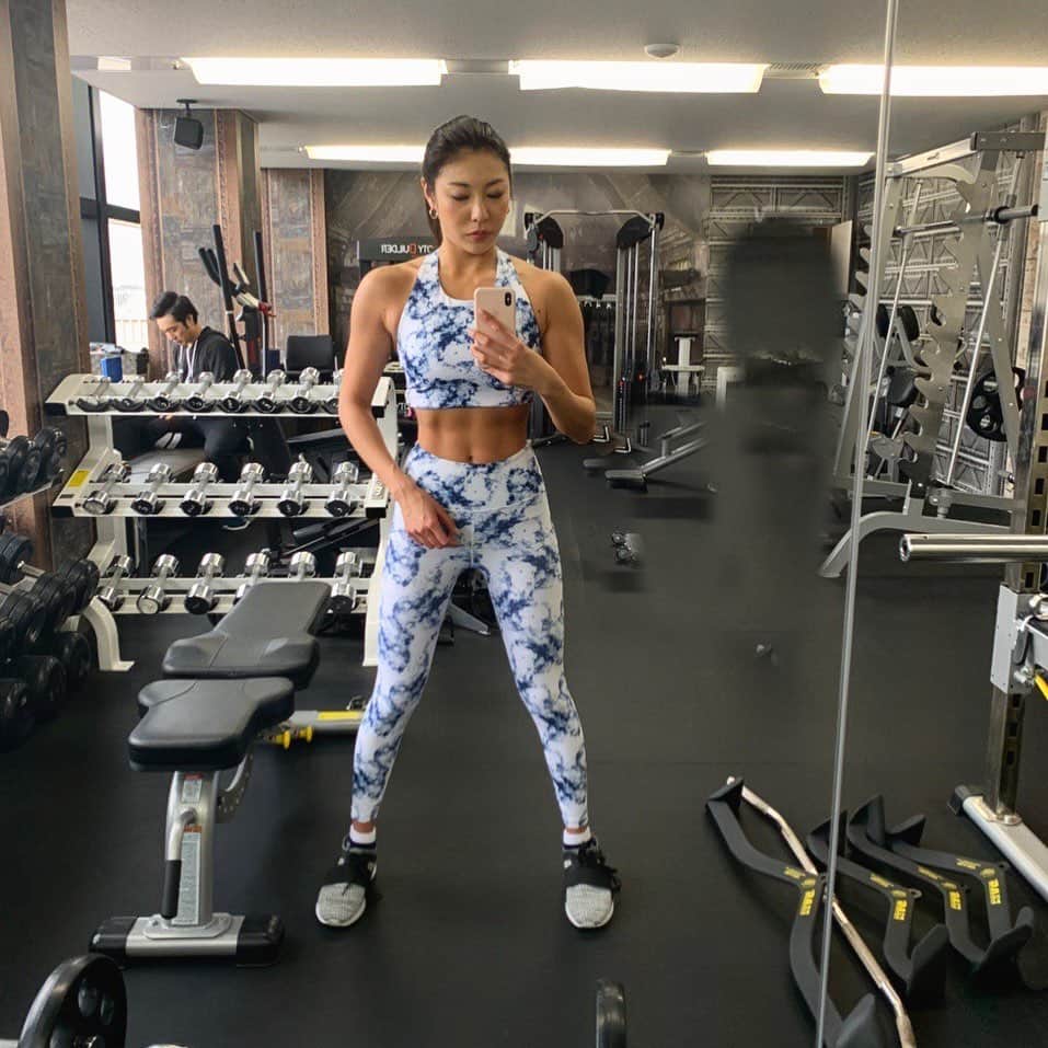 池田ゆりのインスタグラム：「写真撮って自分の身体チェック😂😂﻿ ﻿ 真剣な顔してるww﻿ でも少しずついい感じになってて﻿ 楽しくなってるよ！！﻿ ﻿ ﻿ ﻿  #diet #fitness #protein #beauty #bodymake #instagood #todaystraining #gym #style #tokyo #도쿄 #피트니스 #이케다유리﻿」