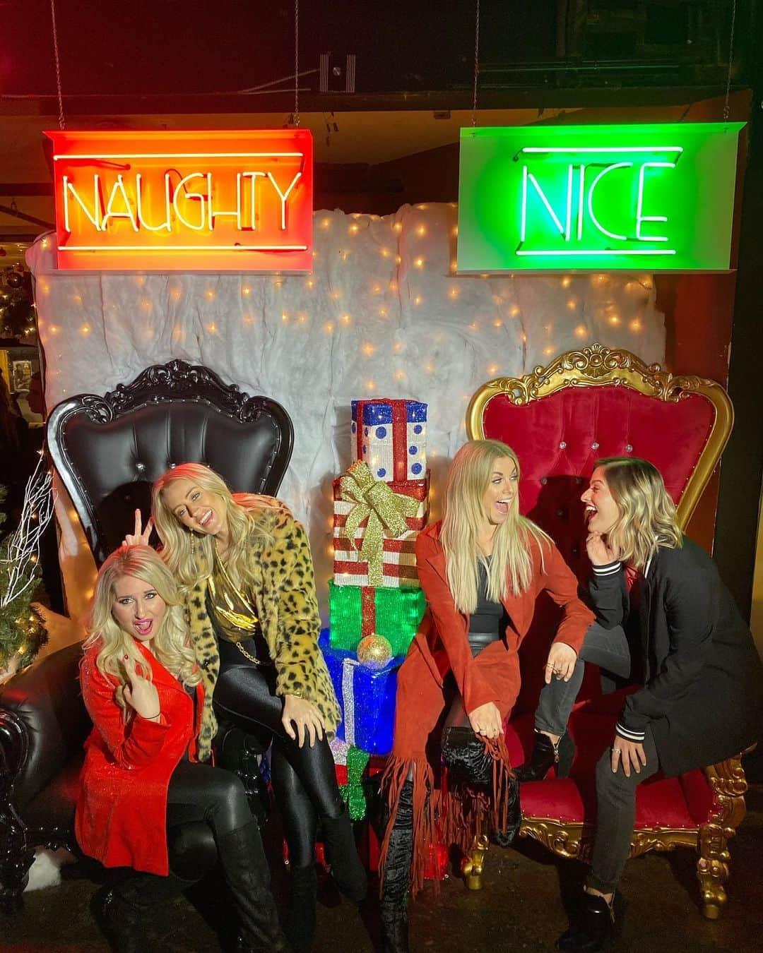 キャサディー・ポープさんのインスタグラム写真 - (キャサディー・ポープInstagram)「I don’t care what Santa says, he’ll never find out who’s naughty or nice 😉 Shenanigans brought to you from the @bmgnashville holiday party last night. (No, the tongue out isn’t a new, frequent thing for me... just was feeling saucy the last couple of nights 👅)」12月12日 12時02分 - cassadeepope