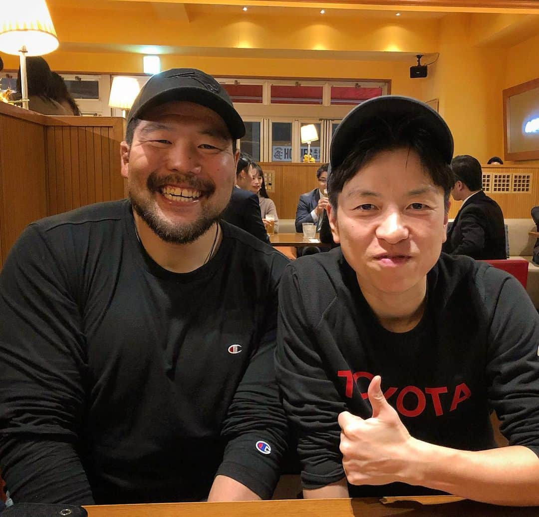 畠山健介さんのインスタグラム写真 - (畠山健介Instagram)「日本の女子バスケット🏀界を代表するシンさん(@shin___01 )とお会いしました！情報共有！良い刺激になりました♫チーム東北で何かしたいですね！  #ラグビー #rugby #令和 #Reiwa  #NewEnglandFreeJacks #NewEngland #FreeJacks  #ニューイングランド #フリージャックス #渡米前の活動報告 #家なきハタケの放浪記 #名古屋編 #大神雄子 さん #シンさん #女子バスケット #Wリーグ #🏀 #トヨタ自動車アンテロープス #アンテロープス #TOYOTA #ANTELOPES #東北地方 #山形県 #宮城県 #Team東北 #黒いウェアに黒キャップはもはやお笑いコンビの衣装」12月12日 12時08分 - hatake03