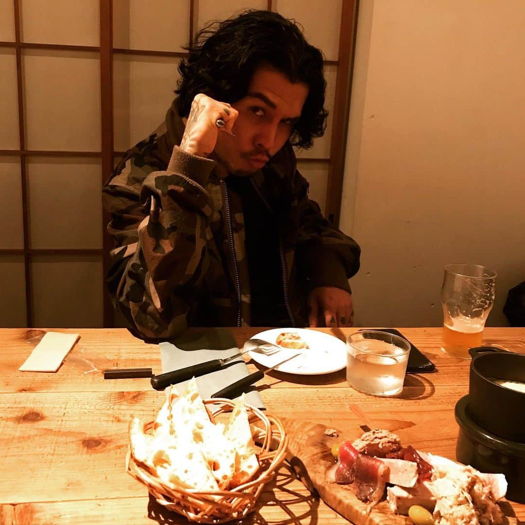 上杉研太さんのインスタグラム写真 - (上杉研太Instagram)「昨日はスーパーギタリストと酔い夜でした⚡️⚡️」12月12日 12時10分 - kentauesugi