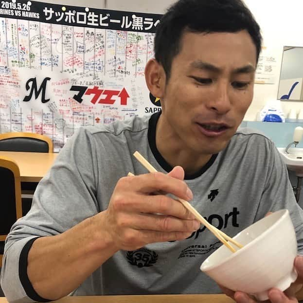 千葉ロッテマリーンズさんのインスタグラム写真 - (千葉ロッテマリーンズInstagram)「ご飯を平らげる荻野貴選手。その1 #千葉ロッテマリーンズ #chibalotte #荻野貴司 #もぐもぐ」12月12日 12時13分 - chibalotte