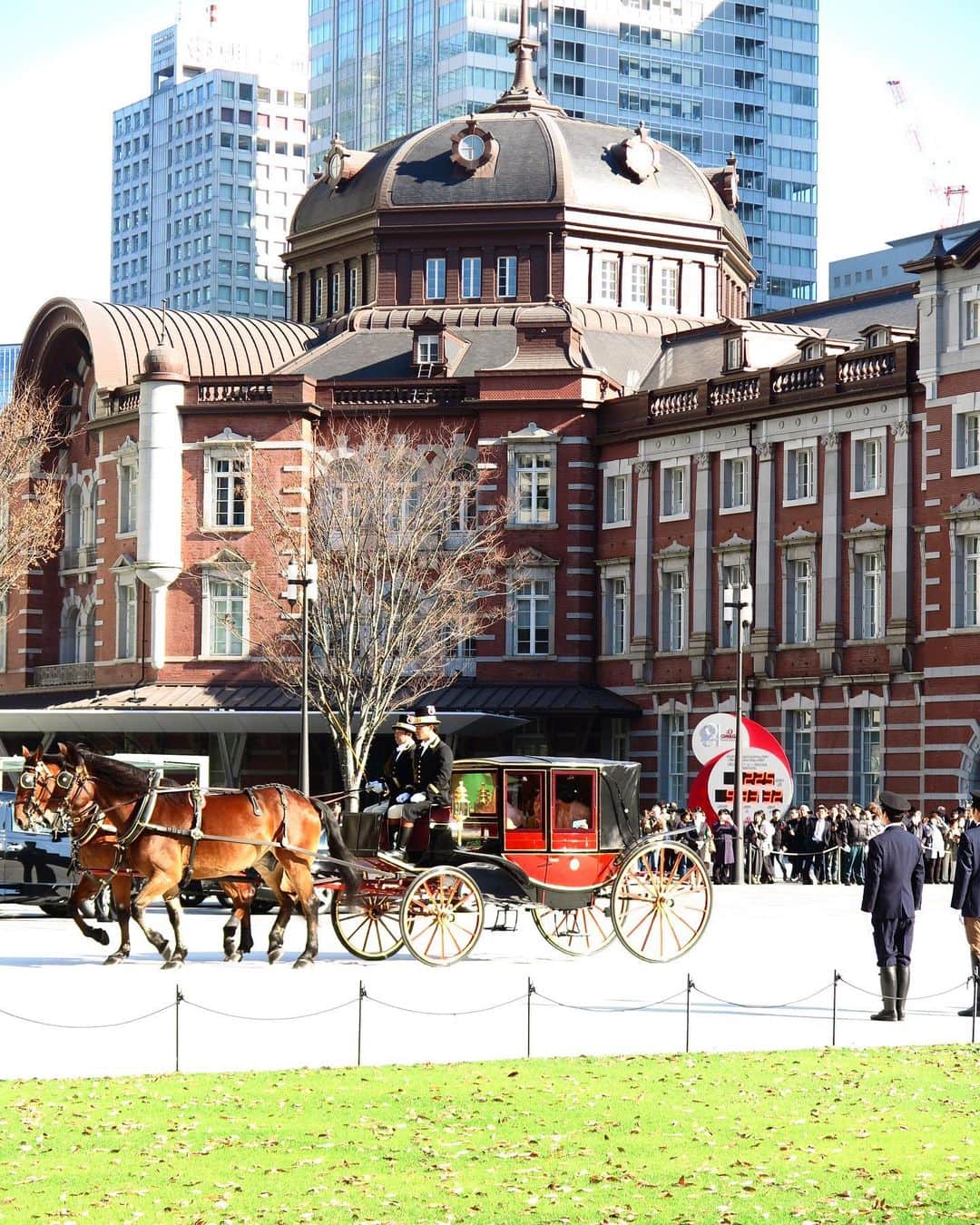 東京ステーションホテルTokyo Station Hotelさんのインスタグラム写真 - (東京ステーションホテルTokyo Station HotelInstagram)「[ THE CLASSICS ]﻿ 先ほど、東京駅舎から新任大使を載せた馬車が皇居に向けて出発しました。﻿ 普段は賑やかな広場がしんと静まり、厳かな空気が流れていました。﻿ ここでしか見ることのできないシーンです。﻿ ﻿ The historical ceremony, that a newly arrived ambassador should meet the Emperor to present him his credentials, started from Tokyo Station this morning. It’s very classical scene taking place outside the Tokyo Station Marunouchi building!﻿ —————————————————————﻿ #tokyotravel #tokyotrip #tokyostation #tokyostationhotel #marunouchi #tokyotokyo #smallluxuryhotels #forbestravelguide #horsedrawing #imperialpalace #ceremony #ホテルステイ #東京ステーションホテル #東京駅 #東京駅舎 #丸の内 #旅記録 #ホテル好き #MYTOKYOIS #tokyotokyo #HotelsForTheHolidays #christmas2019  #皇居 #儀式 #信任状捧呈式 #騎馬隊 #馬車 #馬」12月12日 12時26分 - tokyostationhotel