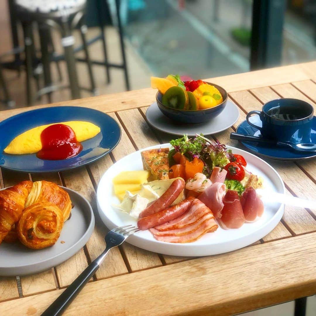 三浦マキさんのインスタグラム写真 - (三浦マキInstagram)「A good breakfast starts a good day🥐 @Hyatt ttcentricginza で朝食を☕️ 上質なホテルの朝食は、心が豊かになれる気がして大好きです❤︎ * * 様々な種類の“東京”が味わえる朝食ブュッフェ🍳 東京地産の調味料にこだわりながらも、シェフに話を伺ったところ「地球環境に配慮して、#サステナビリティ を意識している」とのこと。 例えばサステナブルサーモンを使用したり、味も品質も落とさないまま従業員一人一人の方の意識改革をされたり… そういう視点も、セントリック銀座さんの素敵なトコロ。 朝から銀座のど真ん中で、お腹も心も満たされました✨ * * * * * #hyattcentricginza #morning」12月12日 12時19分 - makimiura__la