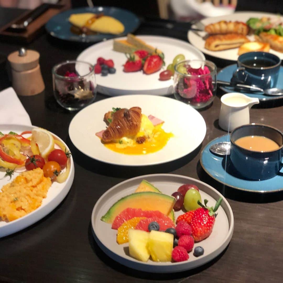 三浦マキさんのインスタグラム写真 - (三浦マキInstagram)「A good breakfast starts a good day🥐 @Hyatt ttcentricginza で朝食を☕️ 上質なホテルの朝食は、心が豊かになれる気がして大好きです❤︎ * * 様々な種類の“東京”が味わえる朝食ブュッフェ🍳 東京地産の調味料にこだわりながらも、シェフに話を伺ったところ「地球環境に配慮して、#サステナビリティ を意識している」とのこと。 例えばサステナブルサーモンを使用したり、味も品質も落とさないまま従業員一人一人の方の意識改革をされたり… そういう視点も、セントリック銀座さんの素敵なトコロ。 朝から銀座のど真ん中で、お腹も心も満たされました✨ * * * * * #hyattcentricginza #morning」12月12日 12時19分 - makimiura__la