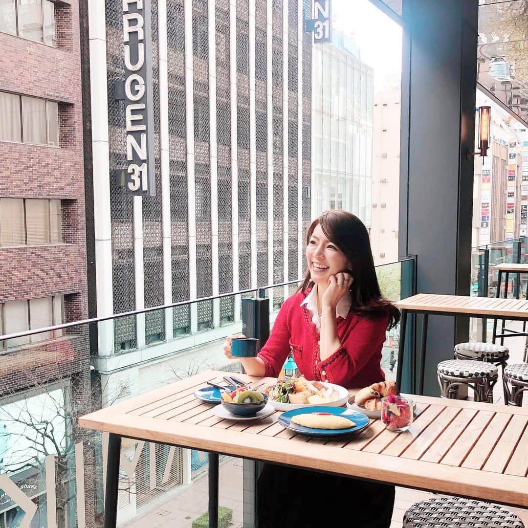 三浦マキのインスタグラム：「A good breakfast starts a good day🥐 @Hyatt ttcentricginza で朝食を☕️ 上質なホテルの朝食は、心が豊かになれる気がして大好きです❤︎ * * 様々な種類の“東京”が味わえる朝食ブュッフェ🍳 東京地産の調味料にこだわりながらも、シェフに話を伺ったところ「地球環境に配慮して、#サステナビリティ を意識している」とのこと。 例えばサステナブルサーモンを使用したり、味も品質も落とさないまま従業員一人一人の方の意識改革をされたり… そういう視点も、セントリック銀座さんの素敵なトコロ。 朝から銀座のど真ん中で、お腹も心も満たされました✨ * * * * * #hyattcentricginza #morning」