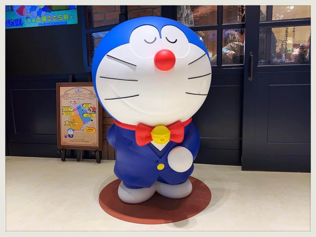 のインスタグラム：「2019.12.12 珍しく早起きしたので 出勤前に お台場の未来デパートへ。 ミュージアムグッズやjack bunnyのコラボを元々持ってたら あまり真新しいものは無いような。 片仮名マグも 品切れが多くて手に入らず。 と、言いつつ1万円位は買ってかえりました😂  #tmca鑑賞記録 #未来デパート #ドラえもん#doraemon #ダイバーシティ東京 #お台場#早起き #tokyo#japan#東京 #お土産には最適 #朝活」