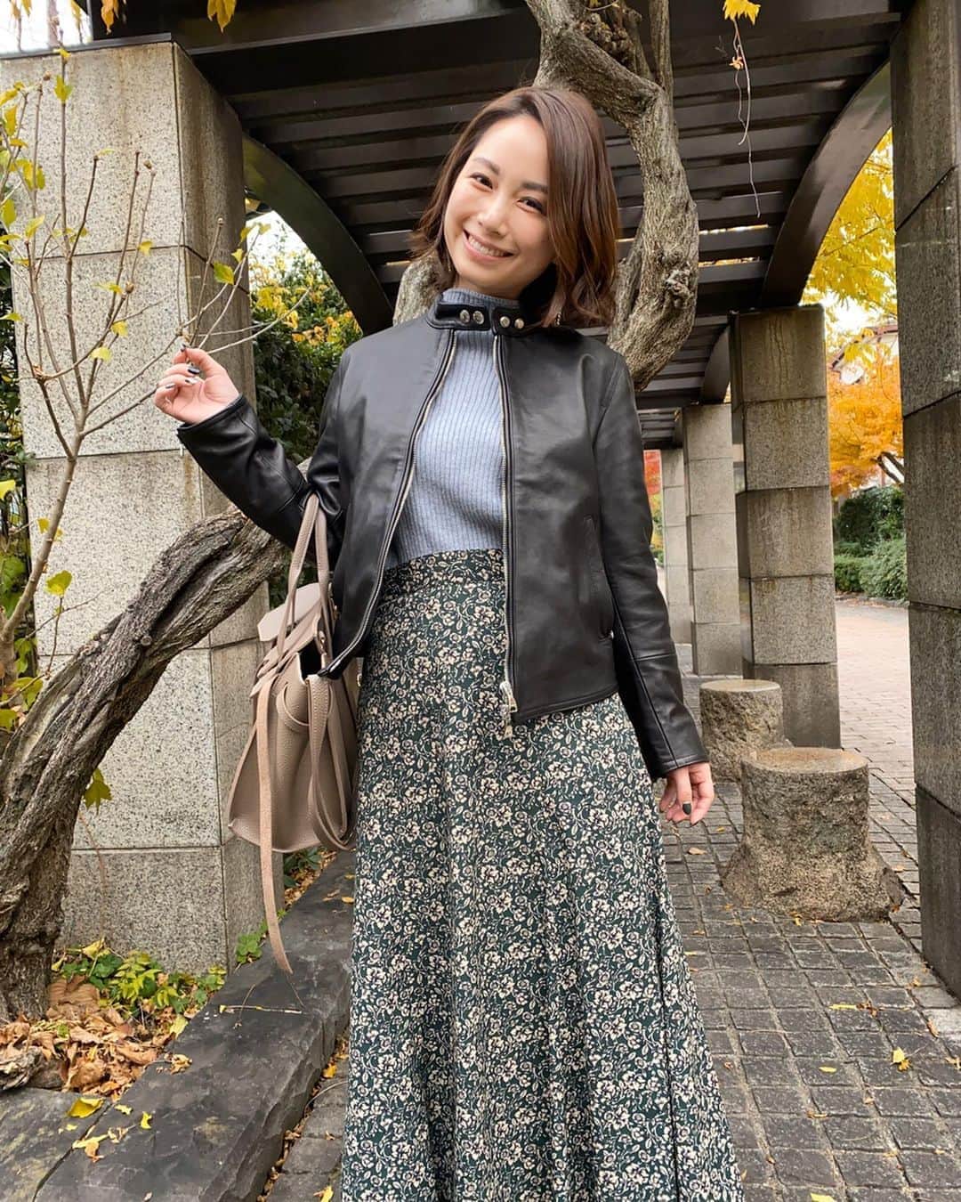 のインスタグラム：「昨日今日と暖かいね😳✨ ってことで、我慢してたライダースを着ちゃった(*´꒳`*)！ ・ ・ そう！実は！ ついにゲットしちゃったんだよね😎✨ エンメティ『H』 ＠emmeti_official  #emmeti ・ ・ 春まで着れないかな〜？ って思ってたんだけど、何ともいいタイミングで暖かい日がやってきた😳✨ありがとう！お天道様！！ 冬のうちにゲットしとかないと売り切れちゃうと思って、早めにゲットしてたのだよ！ ・ ・ 黒ライダースはすでに持ってるし、めちゃくちゃ着るんだけど、私のやつはカッコよく、強く見えすぎちゃう。だから、タイプの違う、大人見えするライダースが欲しかったんだよねー ・ ・ チビな私 カッコいい丈で着れるライダースがなかなかなくてさ。そしたら……… ・ ・ 一緒にBR. channelをやっている干場義雅(@yoshimasa_hoshiba )さんがプロデュースしている『H』が、丈感ぴったりだったんだよね！ ・ ・ レディースを試着させてもらったら私が求めてる丈感で、即決しちゃった😂✨ ・ ・ 前から後ろにかけて、少し上がってるから、程よく短い丈感で着られる！ それがチビにもぴったりだった🥺✨ ・ ・ もちろん身長の高い人も、カッコいい丈感で着れると思います！でもチビにもカッコいい！って、最高だよね(*´꒳`*)✨ ・ ・ 私のは イタリアサイズ「36」 日本サイズ「5号」だよ！ ・ ・ 私は完売前にゲットしたのだけど、もうすでにレディースはほとんど完売らしく…でも、1.2月に再入荷するらしい！！ ・ ・ お問い合わせは取り扱い店舗へ H DONNA（ウィメンズ）取り扱い店 東北エリア ◆Sugawara Ltd.（岩手） 📞 019-622-4326 中部エリア ◆femt（愛知） 📞 052-265-6058 中国・四国エリア ◆AIMSGALLERY（岡山） 📞 086-803-2000 ・ ・ メンズはもっとたくさん取り扱い店舗あるよ！女子でこんなにカッコよく着れるから、メンズはもっとだろうな！オススメ(*´꒳`*)✨ ・ ・ 春になったら、たくさん着よう！ 楽しみだな〜🥺✨ ・ ・ #emmeti #ライダース #mensfashion #fashion #お気に入り #寺田有希 #teradayuki」