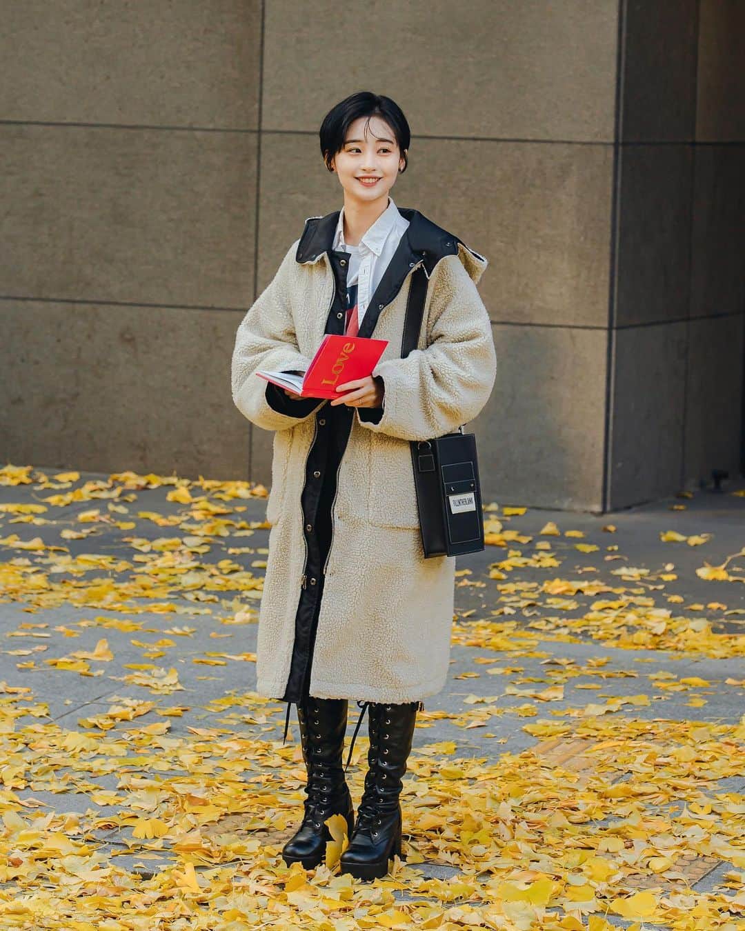 가로수길 , Seoulのインスタグラム：「Seoul Street Fashion Style Thx @somgodld 🔥💥 참 밝은 친구 모델 솜해인 . . #sfw #오오티디 #nyc #koreafashion #패션그램 #womenswear #nyfw #데일리그램 #outfit #ootd #street #streetfashion #streetphoto #가로수길 #이태원 #사진 #스트릿패션 #모델 #wiwt #nyfw #pfw」