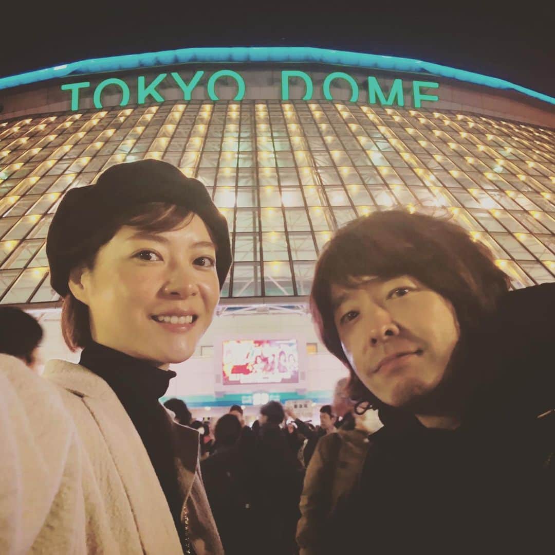 上野樹里さんのインスタグラム写真 - (上野樹里Instagram)「#kisslive に、夫と初参戦。 コスプレしてるファンの方や男性ファンの方々の少年のような笑顔と熱量にパワーもらいました😄‼️かつては夫も #paulstanley のコスプレでライブに行ったらしい★👁😆そう言われればライブ中の身振り手振り、所々ポールの影響受けている気がしなくもない。60-70代になったメンバーが2時間のメイクと重い衣装フル装備で、宙を舞い、火を噴き、終始賑やかなShowで楽しませてくれた🎉非現実的な世界観はどこか可愛げがあって、人間味溢れるメンバーにも親しみが湧いた。誰でも楽しめて、わかりやすくて、寄り添ってくれる姿勢に感動しました！！👏 私は  #iloveitloud が印象に残りました。Queenの #wewillrockyou みたいにピタッと音が止まる瞬間の気持ち良さ、コールアンドレスポンス楽しくてインパクトありました！🙌😄 #genesimmons #crazycrazynight #rockandrollallnite #kissdeuce #detroitrockcity #iwasmadeforlovinyou #heavensonfire #godofthunderkiss #warmachinekiss」12月12日 12時38分 - _juri_art_