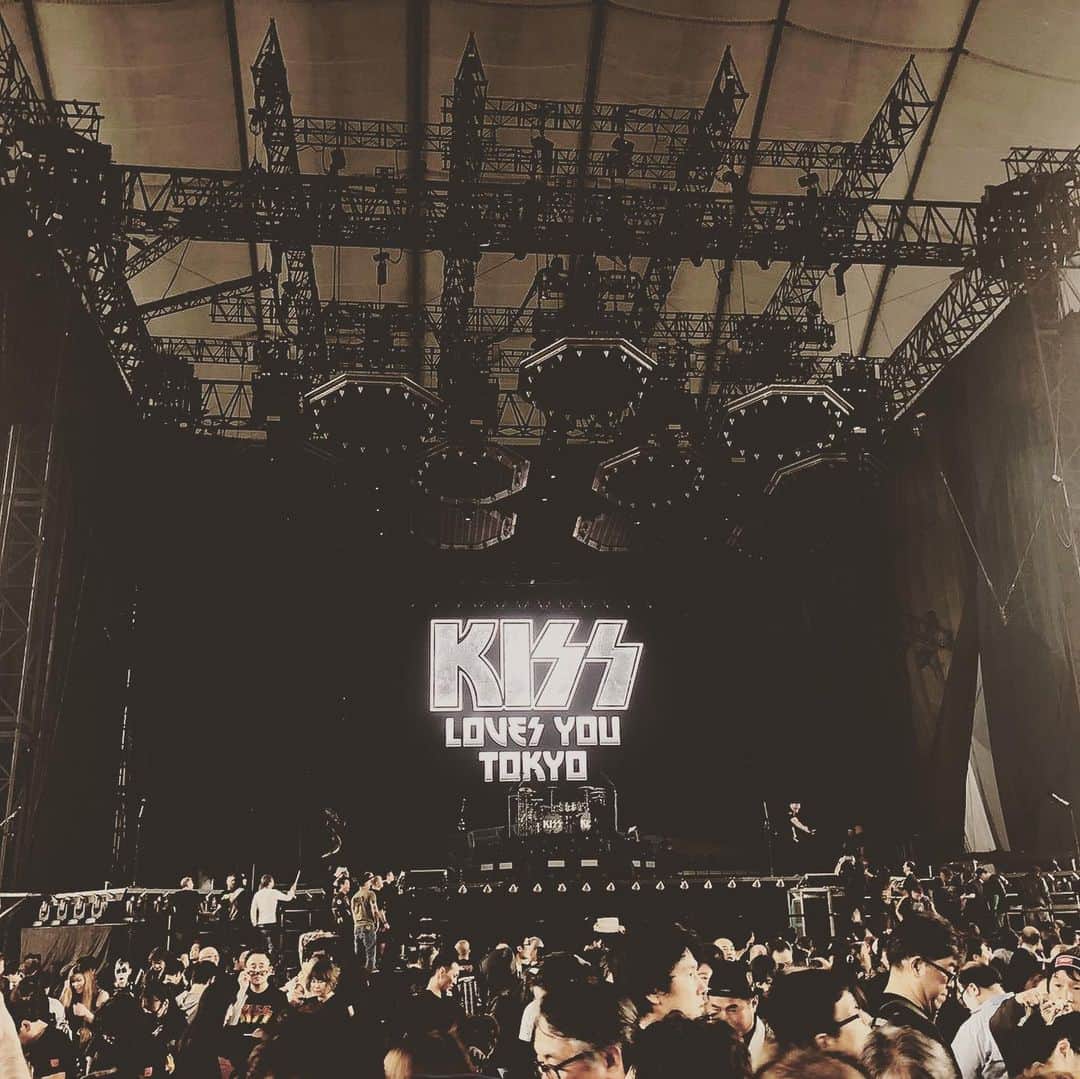 上野樹里さんのインスタグラム写真 - (上野樹里Instagram)「#kisslive に、夫と初参戦。 コスプレしてるファンの方や男性ファンの方々の少年のような笑顔と熱量にパワーもらいました😄‼️かつては夫も #paulstanley のコスプレでライブに行ったらしい★👁😆そう言われればライブ中の身振り手振り、所々ポールの影響受けている気がしなくもない。60-70代になったメンバーが2時間のメイクと重い衣装フル装備で、宙を舞い、火を噴き、終始賑やかなShowで楽しませてくれた🎉非現実的な世界観はどこか可愛げがあって、人間味溢れるメンバーにも親しみが湧いた。誰でも楽しめて、わかりやすくて、寄り添ってくれる姿勢に感動しました！！👏 私は  #iloveitloud が印象に残りました。Queenの #wewillrockyou みたいにピタッと音が止まる瞬間の気持ち良さ、コールアンドレスポンス楽しくてインパクトありました！🙌😄 #genesimmons #crazycrazynight #rockandrollallnite #kissdeuce #detroitrockcity #iwasmadeforlovinyou #heavensonfire #godofthunderkiss #warmachinekiss」12月12日 12時38分 - _juri_art_