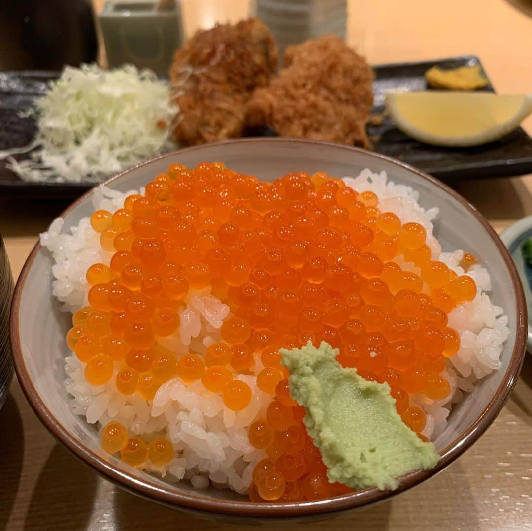 くろさんのインスタグラム写真 - (くろInstagram)「🥢 ミニいくら丼カキフライセット😋1,000円 #新橋伊萬里 #伊萬里 #特別メニュー #ミニ丼カキフライセット #ミニいくら丼 #ミニイクラ丼 #カキフライ #いくら丼 #イクラ丼 #千円ランチ #1000円ランチ #伊萬里ランチ #新橋ランチ」12月12日 12時39分 - m6bmw