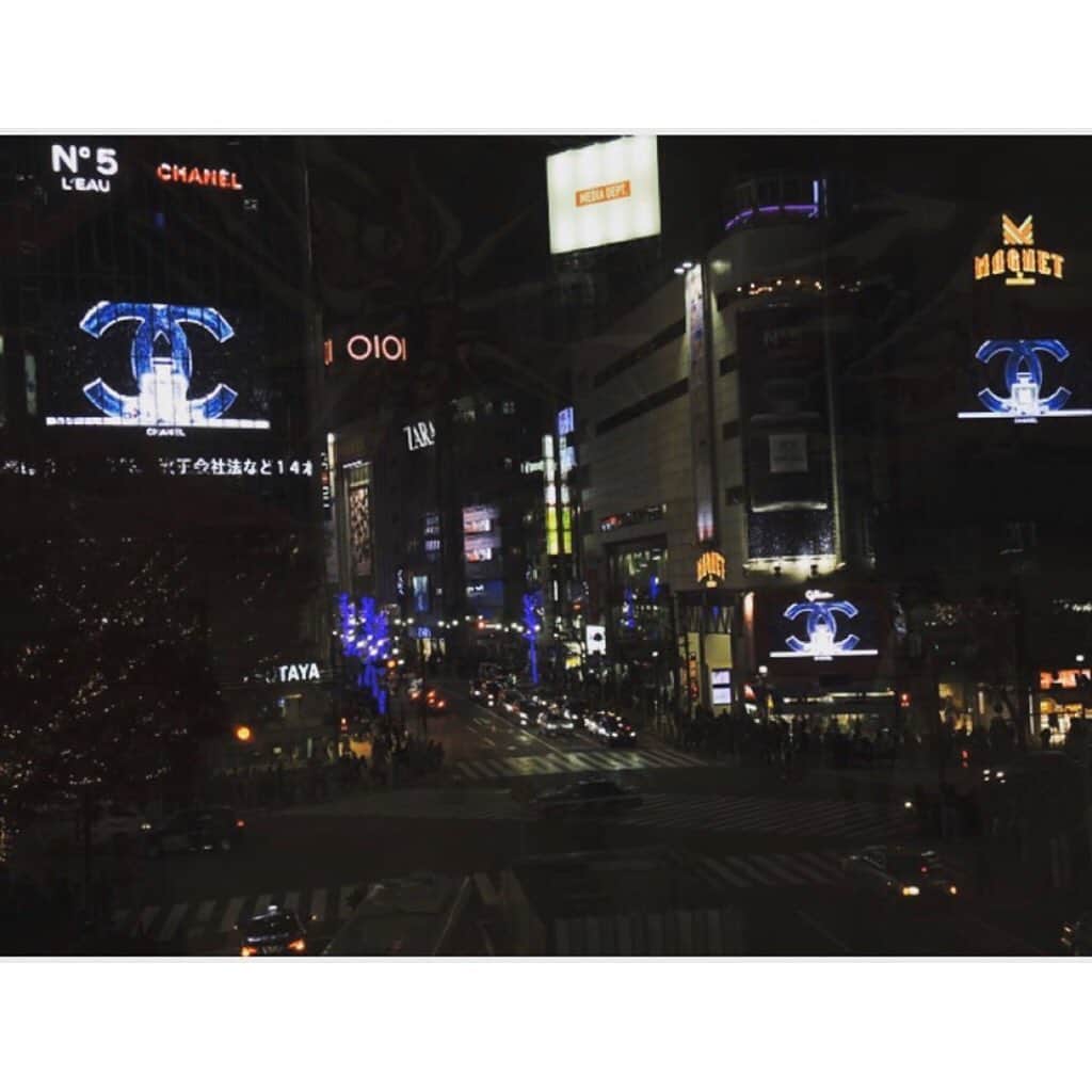 Oggi編集部さんのインスタグラム写真 - (Oggi編集部Instagram)「渋谷の街をファンタジックに彩る【シャネル】のスノードームが東口地下広場に出現❄️✨. . 渋谷で今一番新しいスポット、渋谷駅東口地下広場（渋谷スクランブルスクエア東棟B1F隣接）に、2019年12月9日(月)～25日(水)、シャネルのスノードームが出現しているんです✨✨✨✨✨. . 漆黒の空から舞い降りる雪の中、シャネル N°5ローのボトルが現れるこの冬のN°5のビジュアルに囲まれて、白銀のツリーの中央に置かれた巨大なスノードーム。中に入れられているのは、シャネルの香りを詰めるアイコニックなボトルたち！ 「シャネル N°5」「チャンス」「ガブリエル」「アリュール オム」… あなたのお気に入りの香りが、雪をまとって冬の渋谷を彩ります。 . たくさんの人が行きかう年末の忙しい街に、ホリデーシーズンの到来を告げるファンタジックなスノードーム。ちょっと足を止めて、白銀の世界へ空想の旅を楽しんで!! . #chanel #shibuya #tokyo #view #viewspot #christmas #渋谷 #シャネル #シャネルno5 #香水 #渋谷スクランブルスクエア #お出かけスポット #クリスマス #ホリデーシーズン #スノードーム #デートスポット #期間限定 #photogenic #instagenic #instajapan #onlygoodvibes #fashion #beauty #cooljapan #japon #shibuyastation」12月12日 12時57分 - oggi_mag