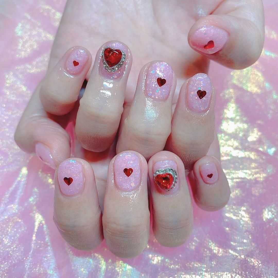 葉月七瀬さんのインスタグラム写真 - (葉月七瀬Instagram)「‪ꫛꫀꪝnail💗 pomynailさんで 店長のなぎちゃんに可愛いネイルにしてもらった🥰 もう毎回可愛いパーツ多すぎて 優柔不断になっちゃう( ⸝⸝•ᴗ•⸝⸝ )੭⁾⁾ 薬指のハートのパーツが可愛すぎて 今回はハートちゃん💕💕 指輪してるみたいにゴージャス😍✨ #newnail #ピンクネイル #ハートパーツ  #pomynail」12月12日 13時00分 - otoha_7s