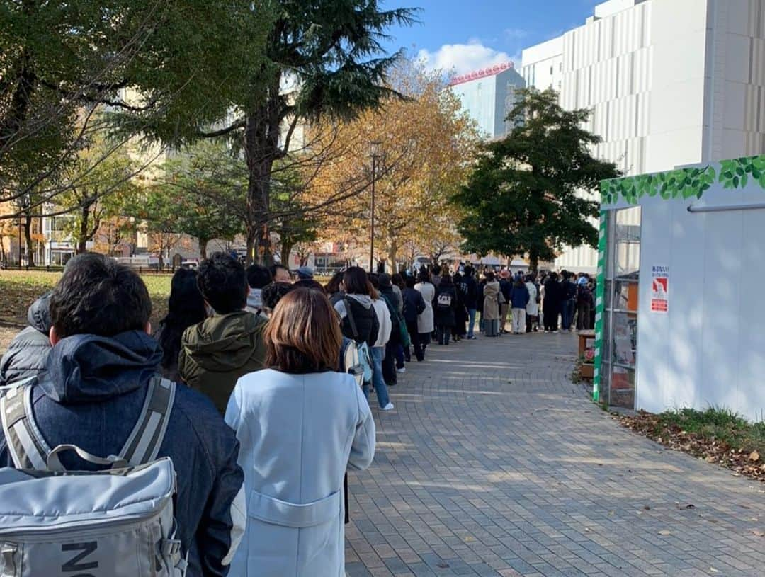 ゴリけんさんのインスタグラム写真 - (ゴリけんInstagram)「ゴリパラ年内最後のロケ たくさんのキッズが来てくれました！！ 差し入れもたくさんありがとう。  来年も何人こようが 写真とサインは書かせてもらいますよ。  来年もよろしくねーー！  #ゴリパラ見聞録」12月12日 13時08分 - goriken1024