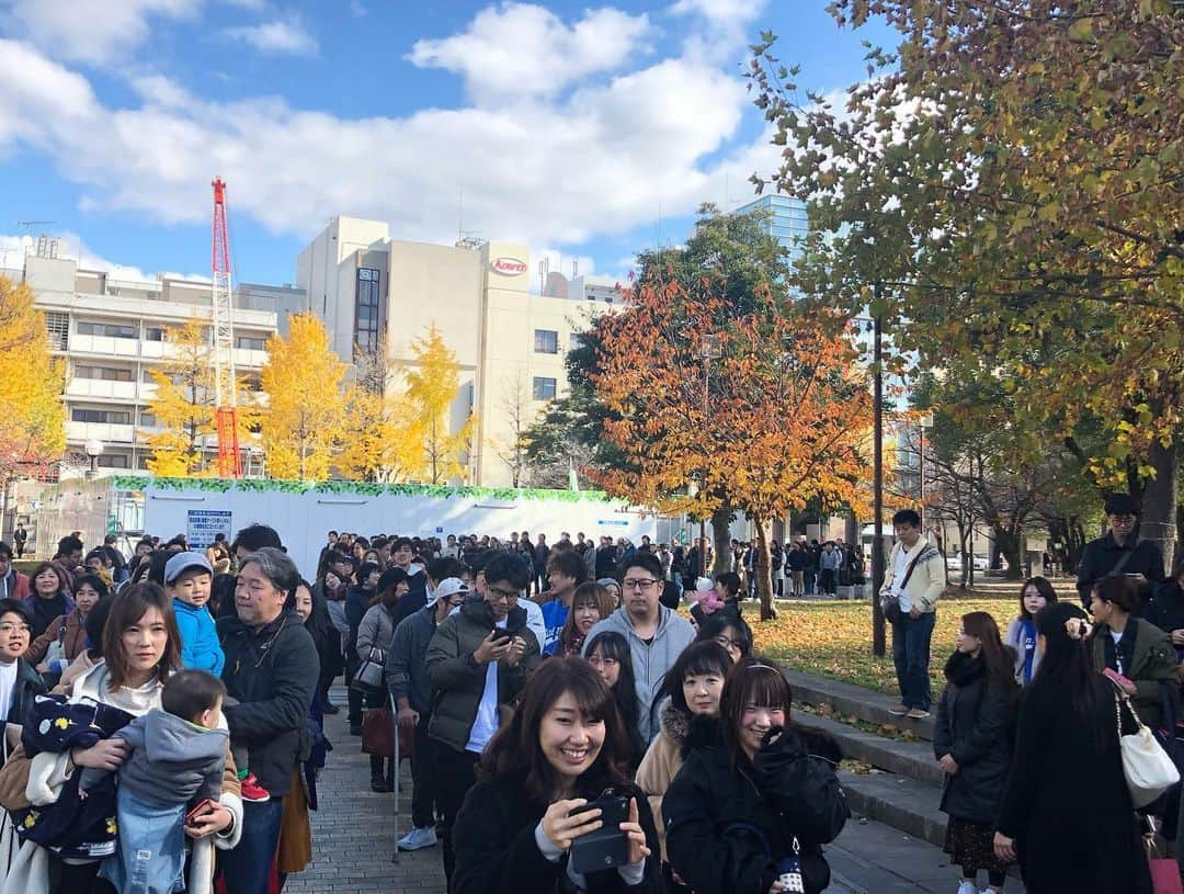 ゴリけんさんのインスタグラム写真 - (ゴリけんInstagram)「ゴリパラ年内最後のロケ たくさんのキッズが来てくれました！！ 差し入れもたくさんありがとう。  来年も何人こようが 写真とサインは書かせてもらいますよ。  来年もよろしくねーー！  #ゴリパラ見聞録」12月12日 13時08分 - goriken1024