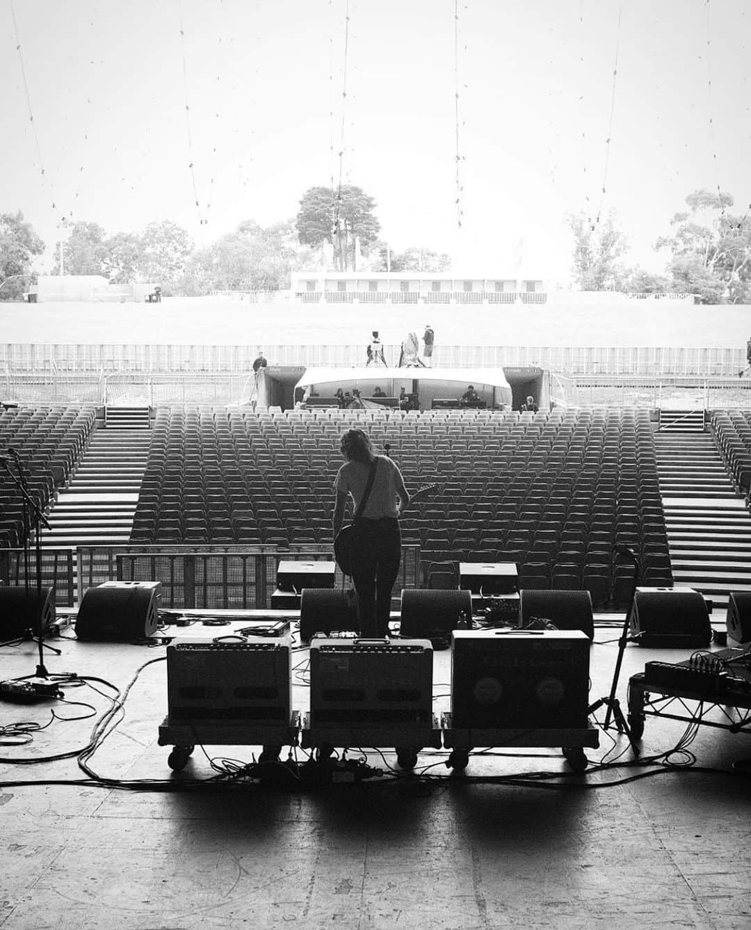 コートニー・バーネットのインスタグラム：「Sidney Myer Music Bowl, Melbourne tonight!!! Doors 4pm. Don’t miss Marlon Williams on first at 5pm. Then @katemillerheidke & me & @paulkellyofficial ❤️❤️❤️ Photo: @ian.laidlaw」