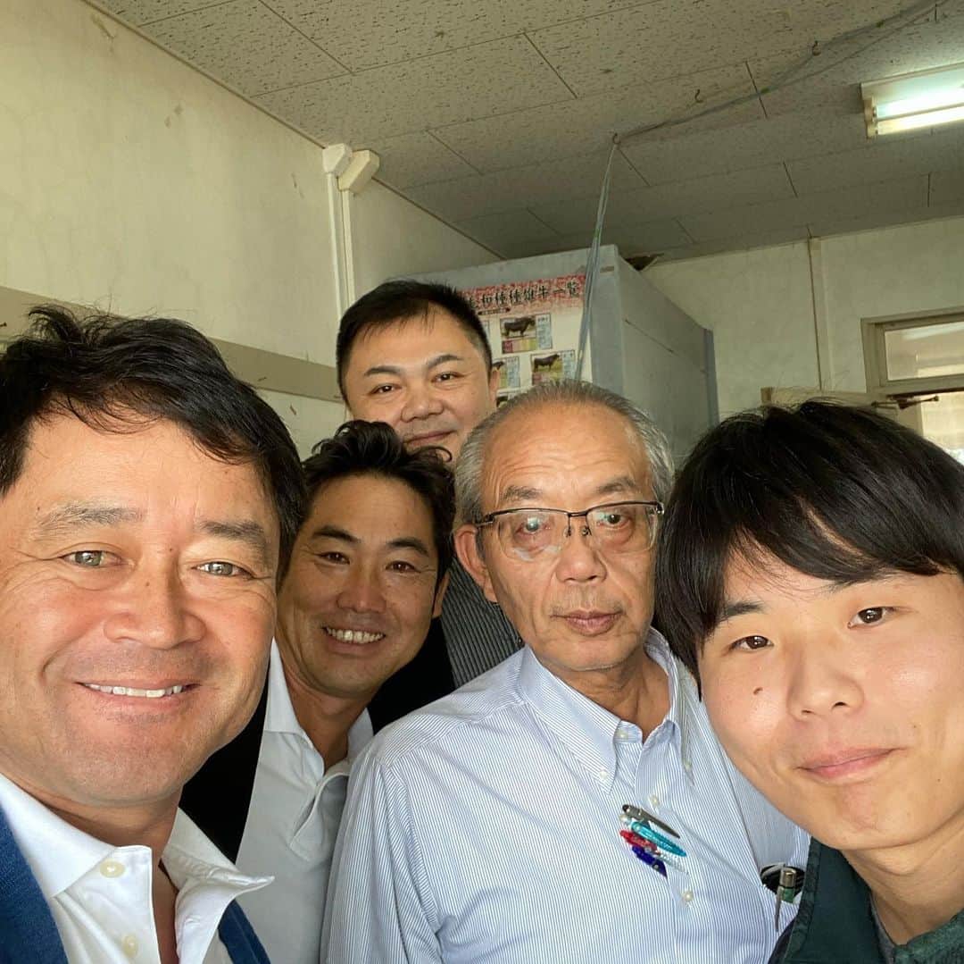 のインスタグラム：「琉球大学で、農学部教授　川本康博先生と、微生物について、大盛り上がり。 ABCゴルフ倶楽部を2005〜2007年くらいに15フィートまで仕上げたPFJの新井さんは芝、僕は芝と自然派ワイン、健康。人も芝もワインも分子レベルで栄養バランスや微生物が大切。これだけ異業種なのに！ アメリカ最上級の資格スーパーインテンデント取って世界一のキーパーになってね〜〜樋口くん^_^ 教授の引き出しの量がハンパなく話しに釘付けでした！ 知らない事を知ると楽しい^_^ これぞプロフェッショナル集団！ その後、海洋食堂でランチ はいさい！」