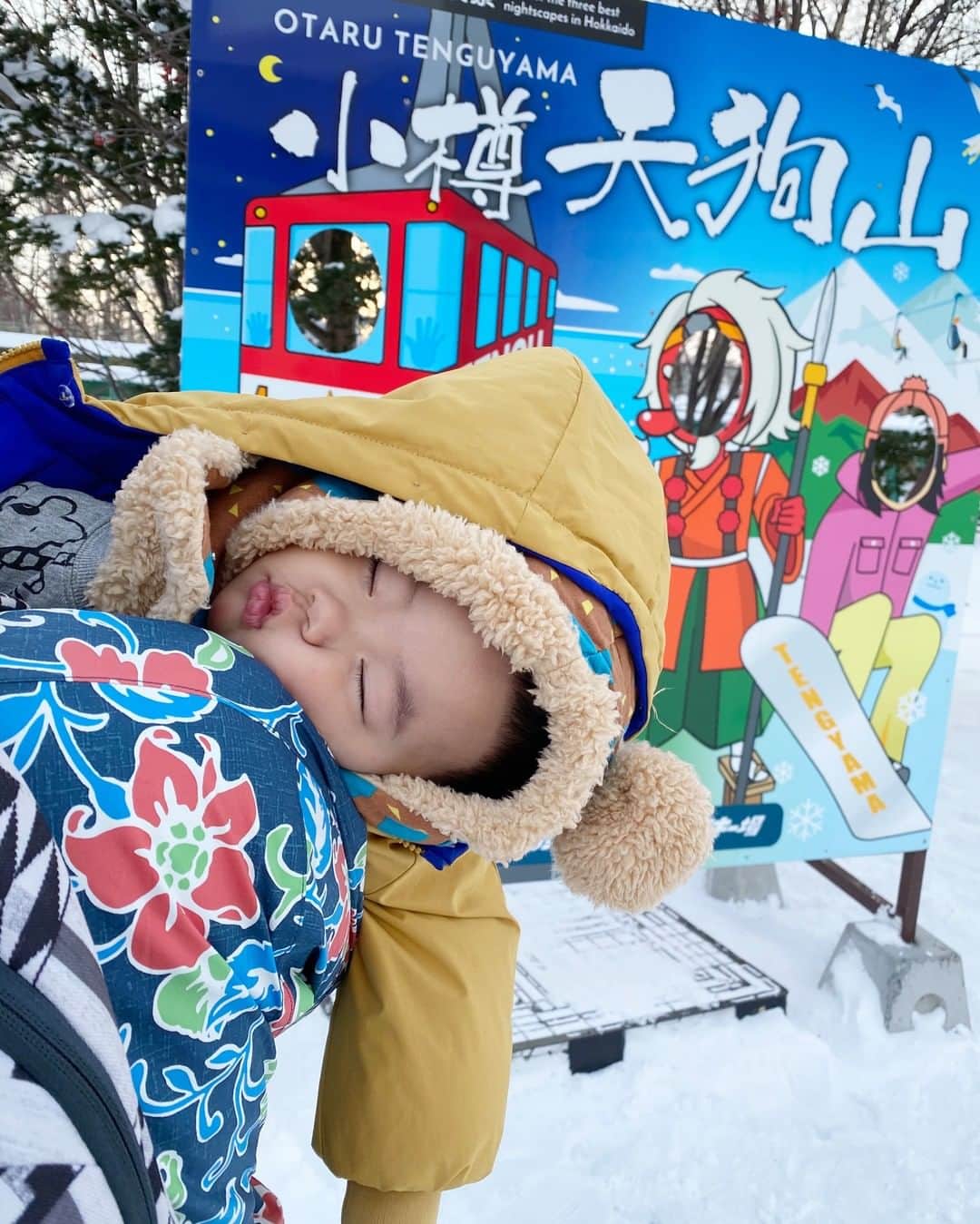 蔡阿嘎さんのインスタグラム写真 - (蔡阿嘎Instagram)「【大頭佛工作室-冬季員工旅遊Day5】下雪天氣冷，有夠好睡，蔡桃貴睡到歪腰了!!! 這還真是有史以來第一次，都不用哄睡，走一走自己就直接趴在肩膀上睡著!!😆😆😆哈哈哈 - @tsaigray2018 - @tsaipopo2020 - @2uncle987 - #蔡桃貴 #蔡阿嘎 #嘎嫂二伯 #蔡波能 #大頭佛娛樂有限公司員工旅遊 #北海道 #Taiwan #YouTuber #tsaigray2018 #tsaipopo2020  #趕緊把貴董抱進室內睡 #不然流口水會結冰喔」12月12日 13時15分 - yga0721