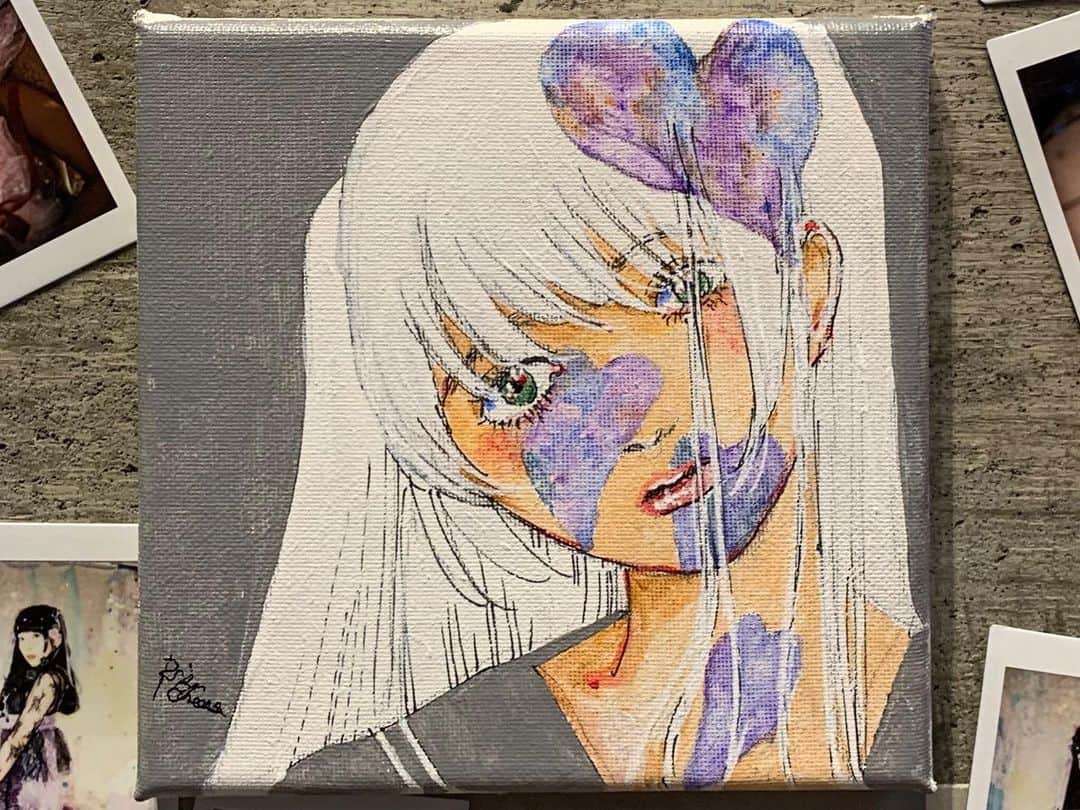 のインスタグラム：「秘蜜と孤毒 展 . 作品の当選結果のお知らせが届きはじめているかなと思います！ . 手にとってくれたみんなのところで優しくしてもらってね、という気持ちを込めてサインやメッセージも書いていきます！あと少しだけお待ち下さいませ✨ . . . #ひみつとこどく #japan #tokyo #illustration #girl #秘蜜と孤毒 #art #popculture」