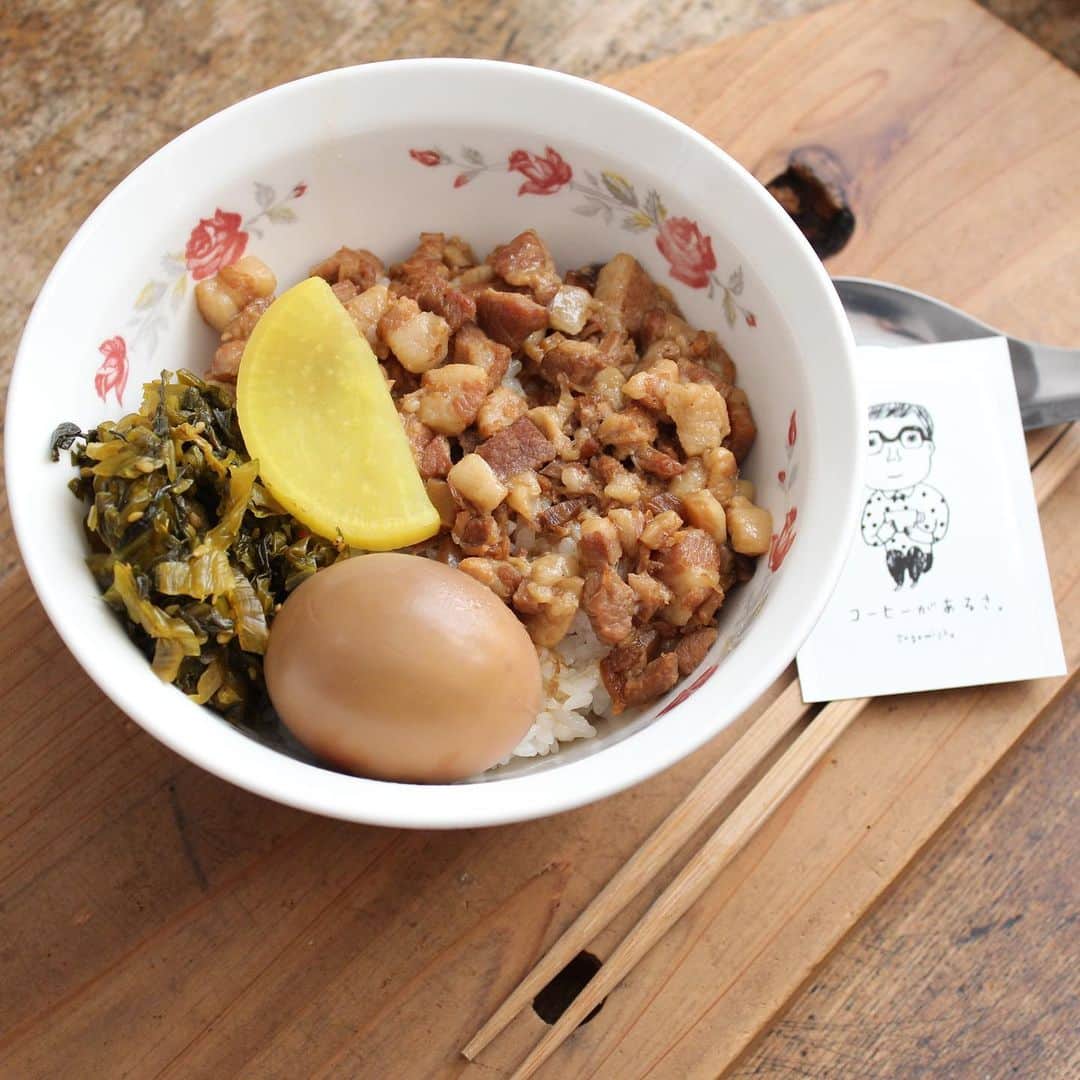のインスタグラム：「【本とコーヒー tegamisha  カフェ】 明日12/13（金）は「帆帆魯肉飯 」の日！毎月第2・第4金曜日に「帆帆魯肉飯 」唐澤さんが本とコーヒーtegamishaに出張してくださいます。 トロトロお肉とタレが染み込んだご飯がクセになる美味しさ。いつもは東京の東側でしか食べられない味を東京の西の方の手紙舎でぜひ！ . 2019/12/12 . #手紙舎#手紙社#本とコーヒーtegamisha #カフェ#ルーローファン# 帆帆魯肉飯#ランチ#台湾」