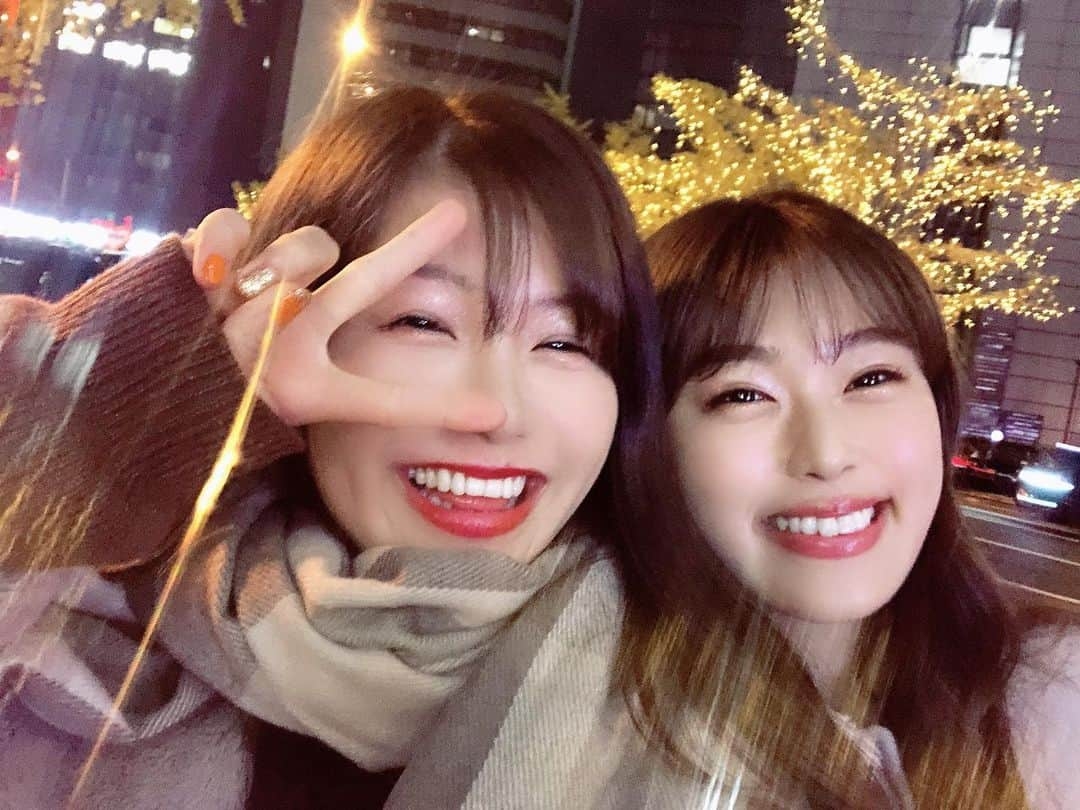 渋谷凪咲さんのインスタグラム写真 - (渋谷凪咲Instagram)「ピカピカぴんっ🎄✨ . . 昨日の帰り道、町がイルミネーションになっていて 2人でウキウキでした☺️☺️ふふ . 『イルミネーション入れて撮ろうよ〜☺️💕』 . って意気込みましたが中々綺麗に撮れずで、 ずーっと2人で笑ってました🥰笑笑 . . 3枚目はなんとか撮れました！笑 . . あいりちゃんだいだいすき♪ いい一日でしたとさ♪ . . #あいなぎ #イルミネーション #街がキラキラ #気持ちもウキウキ #冬だなあ〜🎄」12月12日 13時21分 - nagisa_nikoniko