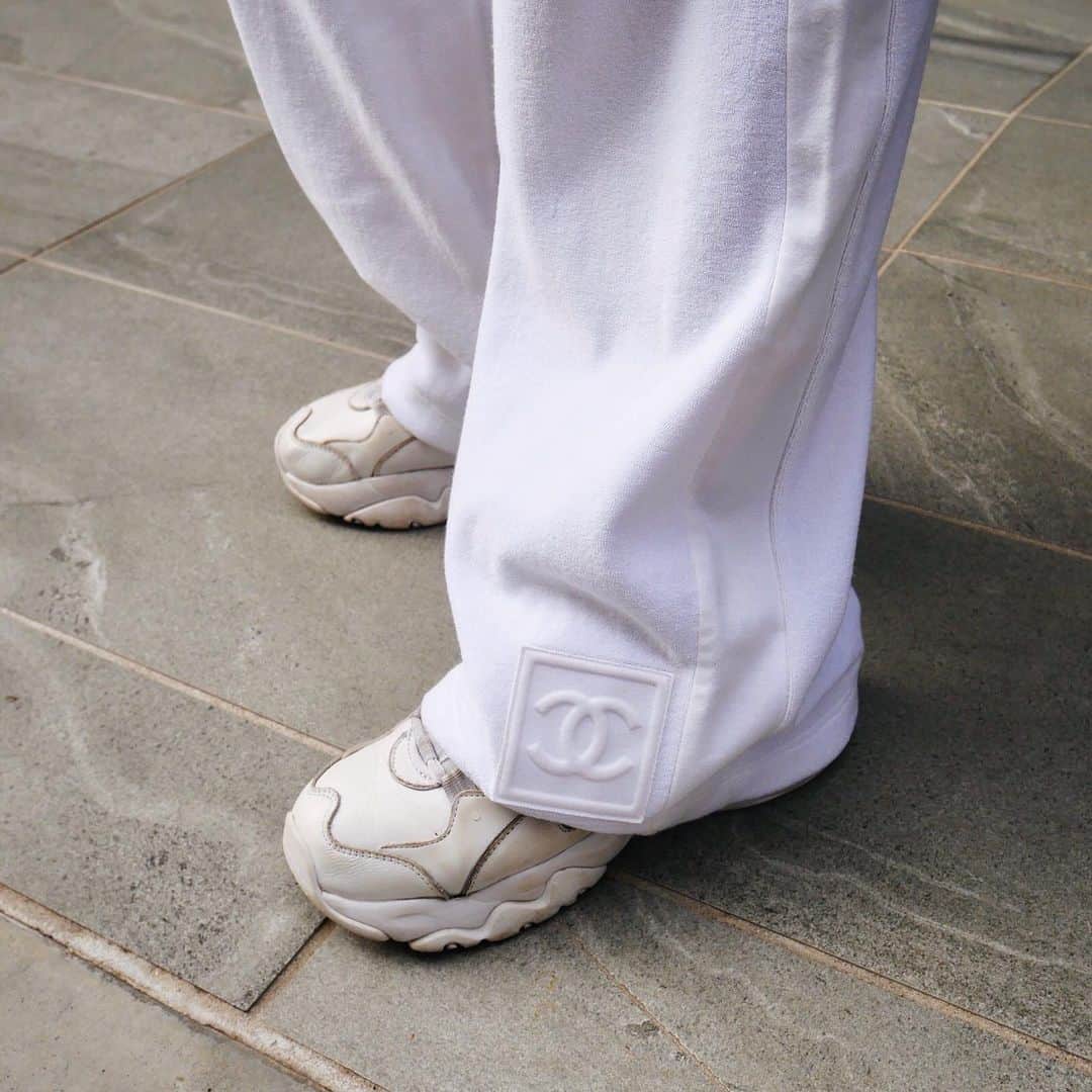 Vintage Brand Boutique AMOREさんのインスタグラム写真 - (Vintage Brand Boutique AMOREInstagram)「Chanel sport pile pants. Size 38▶︎Free Shipping Worldwide✈️ ≫≫≫ DM for more information 📩 info@amorevintagetokyo.com #AMOREvintage #AMORETOKYO #tokyo #Omotesando #Aoyama #harajuku #vintage #vintageshop #ヴィンテージ #ヴィンテージショップ #アモーレ #アモーレトーキョー #表参道 #青山 #原宿#東京 #chanel #chanelvintage #vintagechanel #ヴィンテージ #シャネル #ヴィンテージシャネル #amorewardrobe #アモーレワードローブ」12月12日 13時26分 - amore_tokyo