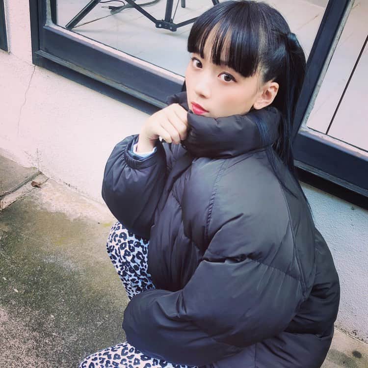 ゆらのインスタグラム：「さっむいからダウン 結局ダウンに勝てるアウターが無い 着込むのは重いからダウンでインナー半袖生活が憧れ」