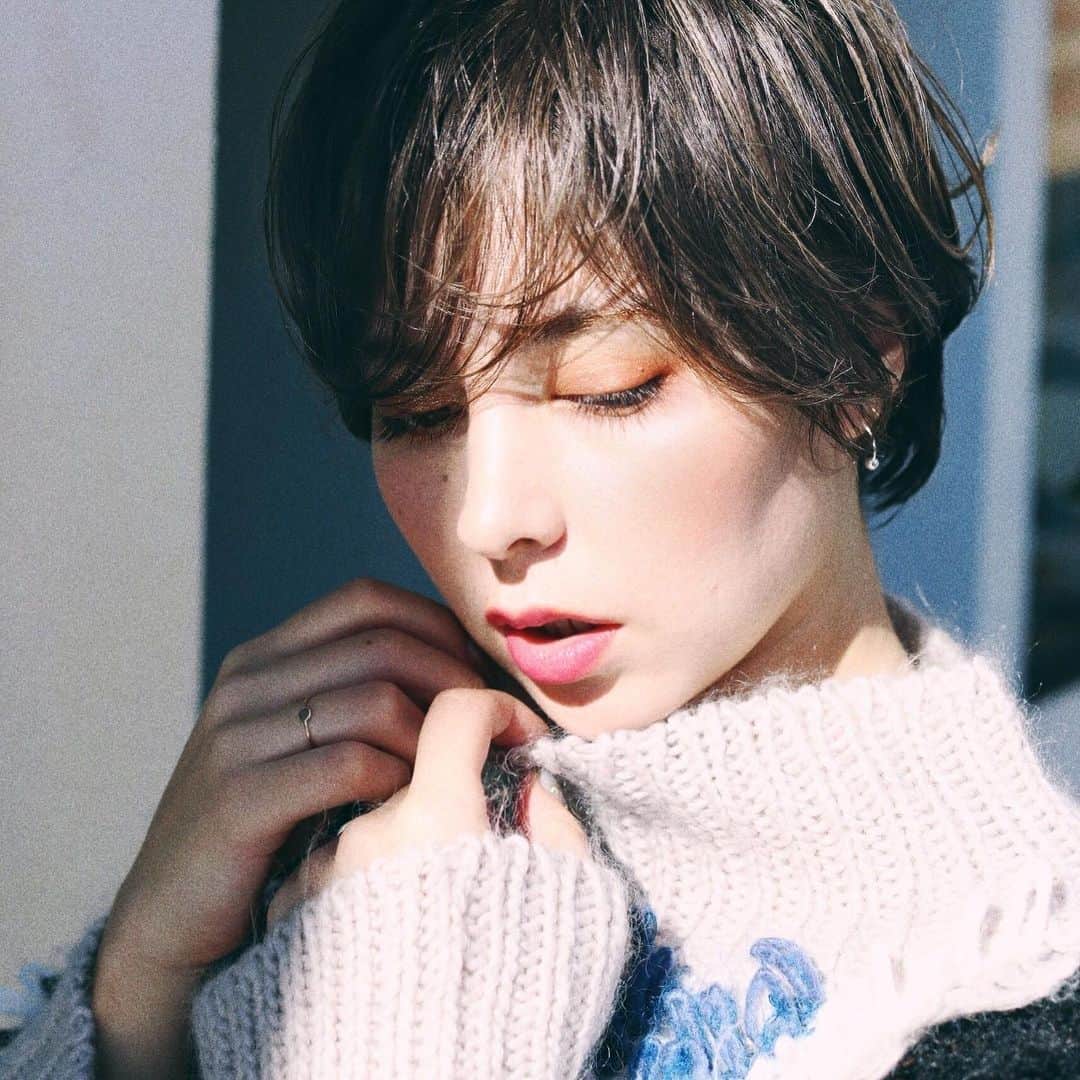 渡部幸也のインスタグラム：「最近は首回りのボリュームのある服装も増えてきましたので、襟足スッキリ目のショートヘアやボブヘアも人気になってきました✂️ 今月は12月という事もあり、たくさんのご予約お問い合わせ、本当にありがとうございます🙇  今週の14日15日の土日のご予約は営業時間前から夕方までご予約完売でして、14日の土曜日は現状最短で17時から、15日の日曜日は現状最短で16時半からになります🙏  本当に本当にたくさんのご予約、ありがとうございます😭  忙しい時も皆様へのサービスや技術の低下がないように全力で頑張りますので、よろしくお願い致します🙇🙇🙇 それでは引き続き皆様からのご予約、お待ちしてます😊  ワタベ  #ヘアスタイル #ヘア #髪型 #ヘアカタログ #ヘアセット #ショートヘア #透明感カラー #hair #恵比寿美容院 #代官山美容室 #代官山美容院 #美容学生 #中目黒美容師 #代官山美容師 #恵比寿美容師 #中目黒美容室 #中目黒美容院 #恵比寿美容室 #サロンモデル #中目黒ランチ #恵比寿ランチ #hpb_hair #中目黒 #代官山 #恵比寿 #渋谷 #ar_magazine #murua #emoda #americanvintage」