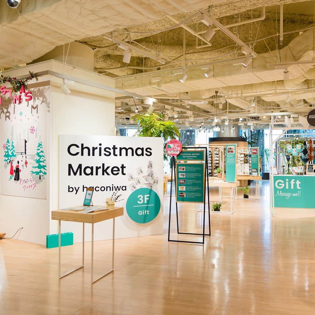 のインスタグラム：「12月11日（水）より、阪神梅田本店×haconiwa「Christmas Market」がはじまりました！ haconiwaがこれまでのご縁で出会ってきた23のクリエイターやブランドが集結したクリスマスマーケットです。﻿ 「クリスマスだけじゃもったいない！」をキーワードに、クリスマスのワクワク感を感じつつも、クリスマスが終わった後も持続して使えるモノ、いつも使っているものにプラスすることでちょっとだけ特別感が演出できるモノを中心にセレクトしました。﻿ 3階から7階までフロアごとに「Gift」「Art Decoration」「Dress Cord」「Relax」「Green」といったテーマを設け、プレゼントする相手やシーンにあわせてお楽しみいただけたらと思います。もちろん自分へのご褒美にピッタリのアイテムも揃えています。﻿ ﻿ このマーケットのために制作された新作商品も多数あります。（売り切れ次第終了の商品もございます。ご了承ください。）ぜひ足を運んでください。12月25日（水）まで！﻿ ﻿ ＜参加者一覧＞﻿ 3F Gift﻿ YURI MIYATA（アクセサリー） @yuri_miyata MOUNTAIN COLLECTOR （山岳収集家・デザイナー） @mountaincollector NECKTIE design office（デザイナー） @necktie_design_office nūto saw fig（刺繍クリエイター／アクセサリー） @nuto2016 デザインアトリエBLUEPOND （ガラス作家・デザイナー） @bluepond_jp﻿ ﻿ 4F Art Decoration Pum＜パム＞（ キャンドル） @pum_recipe RITUAL the crafts （水引） @ritual_the_crafts 望月若子（オブジェとアクセサリー） @m0312w iriki (イラストレーション・木工のユニット) @iri_ki COmRE(金型作家 室島 満) @comre_muroshima_seiko﻿ ﻿ 5F Dress Cord +10・テンモア(靴下/レディーズ、メンズ) @10moresocks La（スカーフ）@La_showcase ENTOTU（布小物作家） @_entotu_﻿ kick FLAG / 高橋有紀子（バッグ） @kickflag﻿ ﻿ 6F Relax﻿ 宮川森林組合（林業）  GINGER & COMPANY （ジンジャーシロップ） @gingerandcompany.jp てらおかなつみ（イラストレーター） @teraoka_natsumi﻿ ﻿ 7F Green くらもちあすか（作家) @kuramochiasuka yaso (木こりとデザイナーのブランド) @yaso_project Re-shibo（花器） LAND(フローリスト・ドライフラワー) @land_akokawamura 田中美穂植物店（植物店） @tanakamihoshokubututen nagi/Greenworks（ハーバリウム） @nagigreenworks ﻿ 詳細は、こちらよりご確認くださいー！﻿ https://www.haconiwa-mag.com/information/2019/11/hanshin2019christmas/﻿ ﻿ 関西のみなさま、よろしくお願いします。 ﻿ ﻿ #クリスマス #マーケット #阪神梅田本店 #阪神百貨店 #Christmas #Xmas #Christmas2019 #クリスマス2019 #プレゼント #ギフト #クリスマスプレゼント #Gift #アクセサリー #リース #ハンカチ #スカーフ #バッグ #アロマ #クッション #Green #植物 #ドライフラワー」
