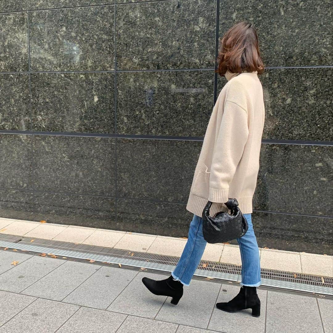 liiiiche23のインスタグラム：「・ ・ シークレットセールのチェック✔️ セールじゃないけど @galerievie_jp のカーディガンは今年購入したお気に入り🧶 ちょっと寒かったけど、 中のニットを分厚めにして我慢した🤣 ・ ・ #fashion #outfit #outfitoftheday #ootd #dailylook #dailylook_jp #dailylook_japan #code #coordinate #instafashion #galerievie #ギャルリーヴィー #cardigan #カーディガン #deuxiemeclasse #ドゥーズィエムクラス #stunninglure #スタニングルアー #ヘリテージデニム #denim #デニム #dholic #ディーホリック #bottegaveneta #bottega #newbottega #ボッテガ #ボッテガヴェネタ #bottegabag」