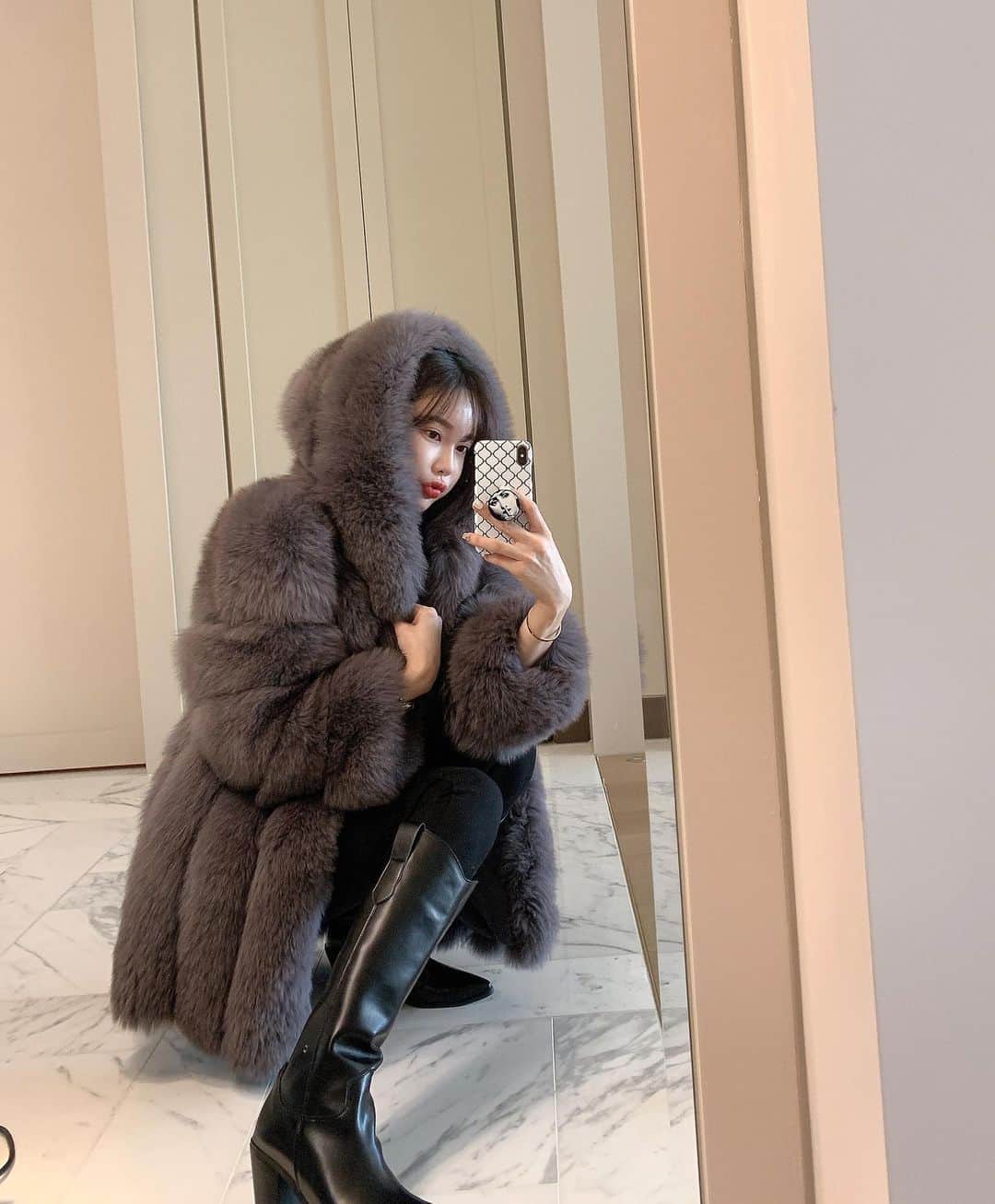 Hyemiさんのインスタグラム写真 - (HyemiInstagram)「풍성해서 너무 이쁜 후드폭스🤎 색상도 넘넘 고급스럽고 흔하지 않은 애쉬브라운이예요! 그레이인듯 브라운인듯 오묘해 . 지금 정말 착한가격으로 겟하실수 있는 마지막 찬스🥺🥺 . 꾸안꾸룩에 최고봉이쥬 엄청 따뜻하기까지해서 겨울내내 자주 입어질 옷이랍니다 . 제작상품으로 다른덴 없어요 흔하지 않은 디자인 소장가치 10000%예용🤎」12月12日 19時14分 - hinzajoa