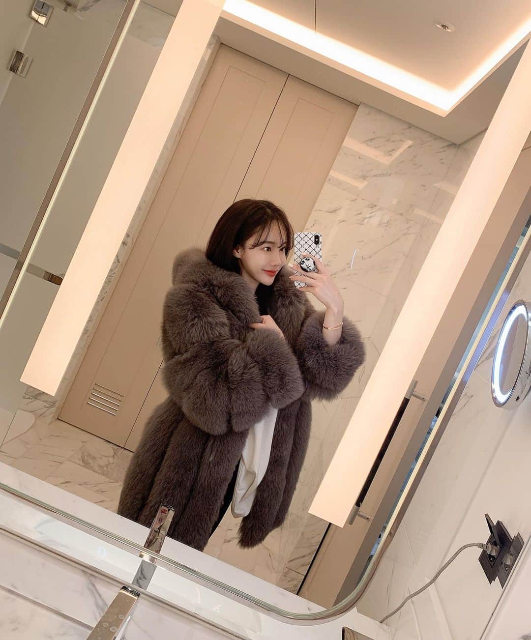 Hyemiさんのインスタグラム写真 - (HyemiInstagram)「풍성해서 너무 이쁜 후드폭스🤎 색상도 넘넘 고급스럽고 흔하지 않은 애쉬브라운이예요! 그레이인듯 브라운인듯 오묘해 . 지금 정말 착한가격으로 겟하실수 있는 마지막 찬스🥺🥺 . 꾸안꾸룩에 최고봉이쥬 엄청 따뜻하기까지해서 겨울내내 자주 입어질 옷이랍니다 . 제작상품으로 다른덴 없어요 흔하지 않은 디자인 소장가치 10000%예용🤎」12月12日 19時14分 - hinzajoa