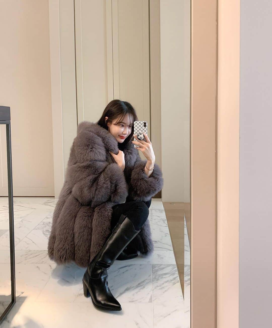Hyemiさんのインスタグラム写真 - (HyemiInstagram)「풍성해서 너무 이쁜 후드폭스🤎 색상도 넘넘 고급스럽고 흔하지 않은 애쉬브라운이예요! 그레이인듯 브라운인듯 오묘해 . 지금 정말 착한가격으로 겟하실수 있는 마지막 찬스🥺🥺 . 꾸안꾸룩에 최고봉이쥬 엄청 따뜻하기까지해서 겨울내내 자주 입어질 옷이랍니다 . 제작상품으로 다른덴 없어요 흔하지 않은 디자인 소장가치 10000%예용🤎」12月12日 19時14分 - hinzajoa