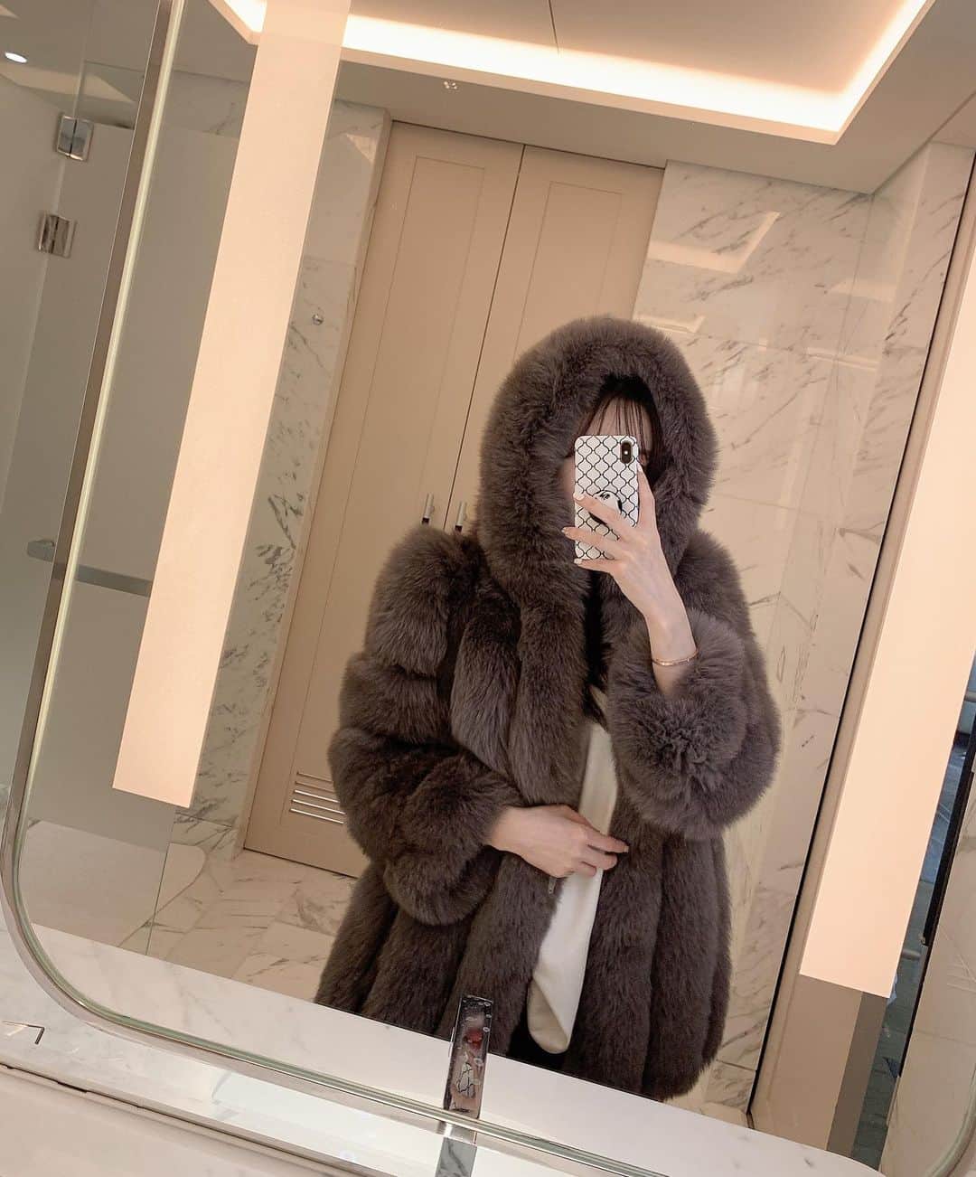 Hyemiさんのインスタグラム写真 - (HyemiInstagram)「풍성해서 너무 이쁜 후드폭스🤎 색상도 넘넘 고급스럽고 흔하지 않은 애쉬브라운이예요! 그레이인듯 브라운인듯 오묘해 . 지금 정말 착한가격으로 겟하실수 있는 마지막 찬스🥺🥺 . 꾸안꾸룩에 최고봉이쥬 엄청 따뜻하기까지해서 겨울내내 자주 입어질 옷이랍니다 . 제작상품으로 다른덴 없어요 흔하지 않은 디자인 소장가치 10000%예용🤎」12月12日 19時14分 - hinzajoa