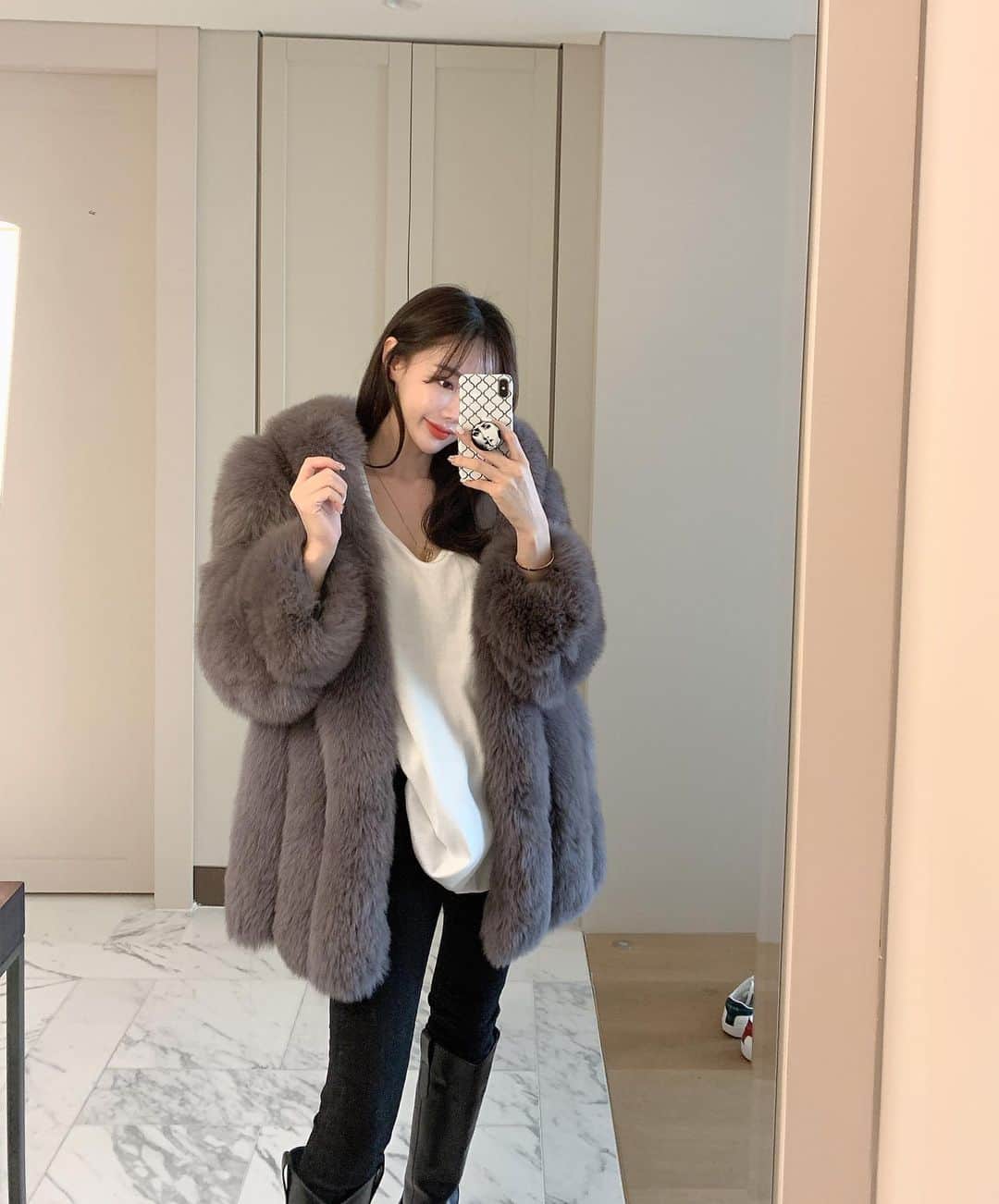 Hyemiさんのインスタグラム写真 - (HyemiInstagram)「풍성해서 너무 이쁜 후드폭스🤎 색상도 넘넘 고급스럽고 흔하지 않은 애쉬브라운이예요! 그레이인듯 브라운인듯 오묘해 . 지금 정말 착한가격으로 겟하실수 있는 마지막 찬스🥺🥺 . 꾸안꾸룩에 최고봉이쥬 엄청 따뜻하기까지해서 겨울내내 자주 입어질 옷이랍니다 . 제작상품으로 다른덴 없어요 흔하지 않은 디자인 소장가치 10000%예용🤎」12月12日 19時14分 - hinzajoa