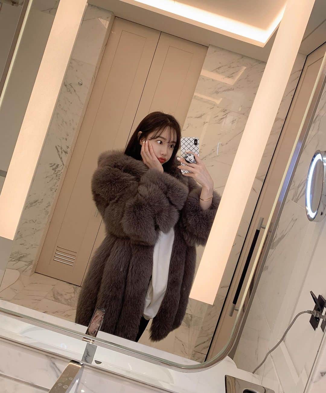 Hyemiさんのインスタグラム写真 - (HyemiInstagram)「풍성해서 너무 이쁜 후드폭스🤎 색상도 넘넘 고급스럽고 흔하지 않은 애쉬브라운이예요! 그레이인듯 브라운인듯 오묘해 . 지금 정말 착한가격으로 겟하실수 있는 마지막 찬스🥺🥺 . 꾸안꾸룩에 최고봉이쥬 엄청 따뜻하기까지해서 겨울내내 자주 입어질 옷이랍니다 . 제작상품으로 다른덴 없어요 흔하지 않은 디자인 소장가치 10000%예용🤎」12月12日 19時14分 - hinzajoa