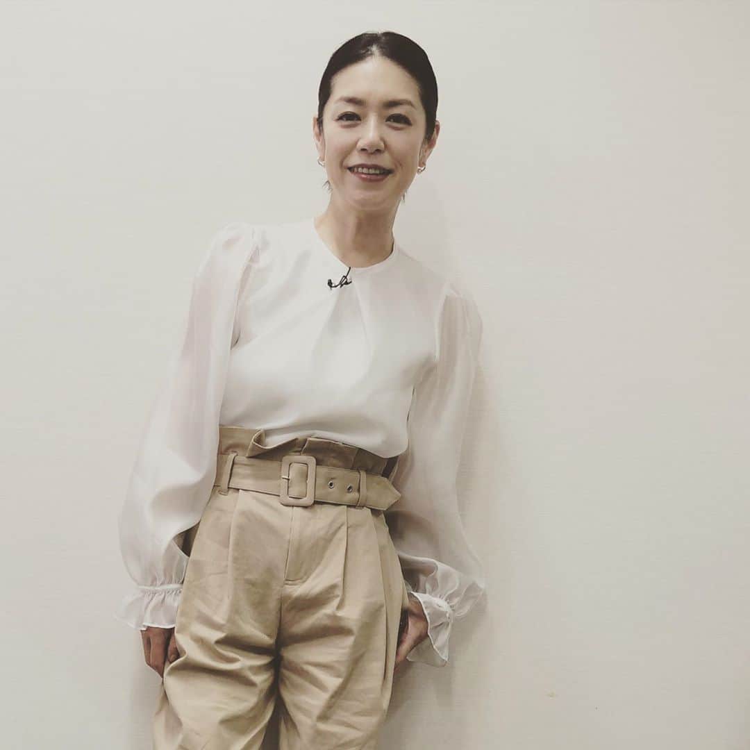 加藤紀子のインスタグラム：「今日も楽しかった 『よじごじDAYS』生放送！ 薬丸さん松丸さん、ありがとうでした😊 特集した福島“スパリゾートハワイアンズ”も楽しすぎて 家にいるかのような顔でモニター観てしまいました♨️👙🍜 本日お借りしたお洋服もとても素敵で、日々こんなサラリを着こなせる人になりたいとも思いました（トップスの後ろはボタン式になってるのも可愛かった〜） Shirts @designersremix Pants @scotch_official ありがとうございました！  #よじごじDAYS」