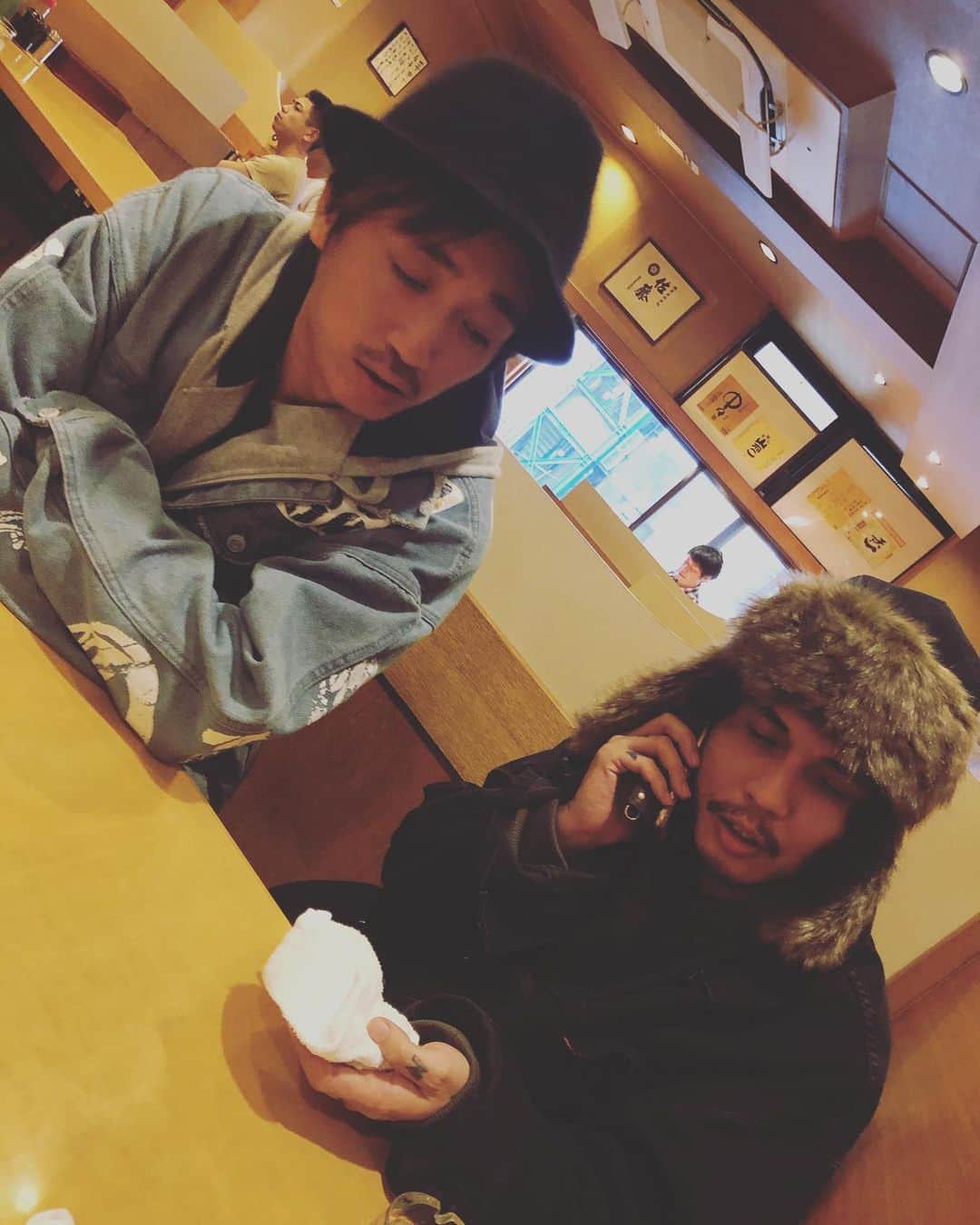 Katsuma さんのインスタグラム写真 - (Katsuma Instagram)「二人とも最高峰のミュージシャンで絶望的にアホで大好きすぎる🥁🎸❤️ #duranそれ丸めたおむつ持っとんのか #あとduranさんタクシーにお帽子お忘れです #預かっております #渡さなきゃいけないので至急飲みましょう」12月12日 13時57分 - katsuma_drums