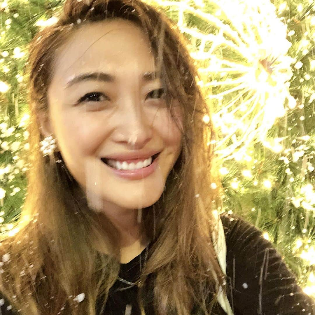 小林明実さんのインスタグラム写真 - (小林明実Instagram)「泡✨✨ 最初は泡が出てて 15分後に泡が雪みたいに降って来た✨ 子供達も楽しかったみたい💖✨ * * @akihatada ちゃん 教えてくれてありがとうございます💖 * #singapore  #雪 #泡 #日本にはないよ」12月12日 14時05分 - akemi.1177