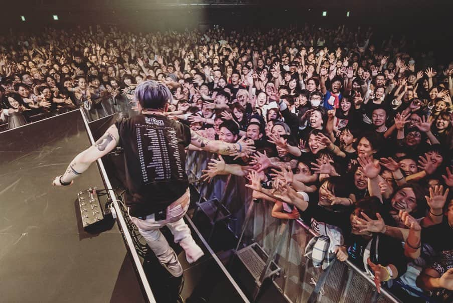 雅-MIYAVI-さんのインスタグラム写真 - (雅-MIYAVI-Instagram)「Rockin 2019 winter in JAPAN!!!!!! Good audience & good vibes 现在摇滚2019的日本冬季 ✌🏻札幌から、まさかの上海を経て、仙台＆名古屋２DAYS、皆の熱気とパワー受け取りました！！！！今夜は、福岡！！ここから後半戦、楽しみながら、一本一本、大事にいきたいと思います🙏🏻🙏🏻😃💯 #NoSleepTillTokyo 📸: @mikeyboiiiiii」12月12日 14時15分 - miyavi_ishihara