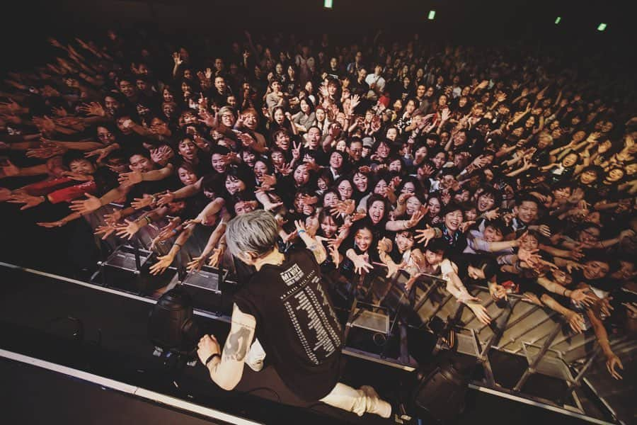 雅-MIYAVI-さんのインスタグラム写真 - (雅-MIYAVI-Instagram)「Rockin 2019 winter in JAPAN!!!!!! Good audience & good vibes 现在摇滚2019的日本冬季 ✌🏻札幌から、まさかの上海を経て、仙台＆名古屋２DAYS、皆の熱気とパワー受け取りました！！！！今夜は、福岡！！ここから後半戦、楽しみながら、一本一本、大事にいきたいと思います🙏🏻🙏🏻😃💯 #NoSleepTillTokyo 📸: @mikeyboiiiiii」12月12日 14時15分 - miyavi_ishihara