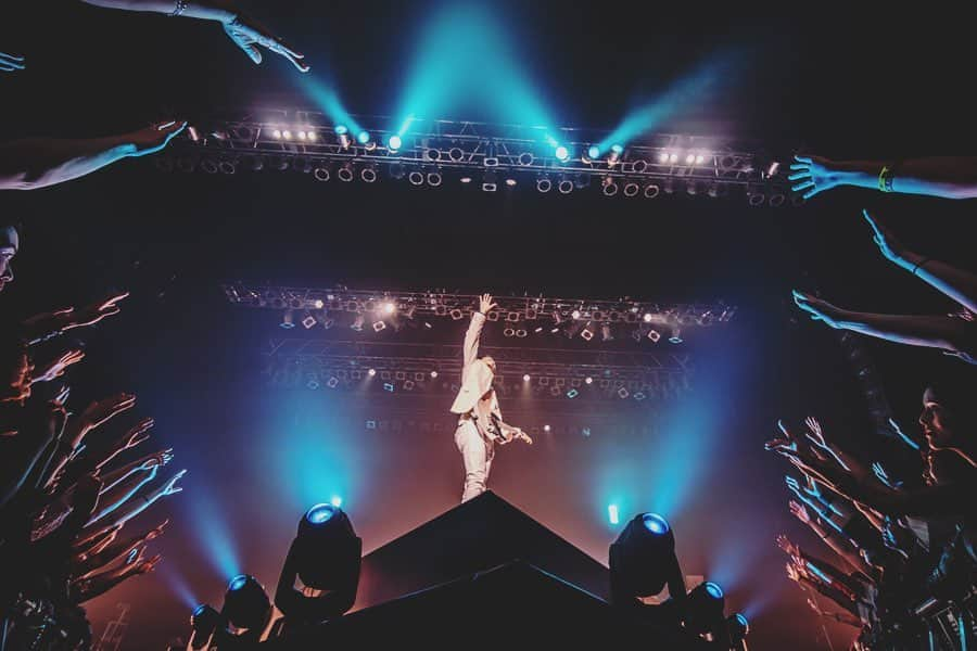 雅-MIYAVI-さんのインスタグラム写真 - (雅-MIYAVI-Instagram)「Rockin 2019 winter in JAPAN!!!!!! Good audience & good vibes 现在摇滚2019的日本冬季 ✌🏻札幌から、まさかの上海を経て、仙台＆名古屋２DAYS、皆の熱気とパワー受け取りました！！！！今夜は、福岡！！ここから後半戦、楽しみながら、一本一本、大事にいきたいと思います🙏🏻🙏🏻😃💯 #NoSleepTillTokyo 📸: @mikeyboiiiiii」12月12日 14時15分 - miyavi_ishihara