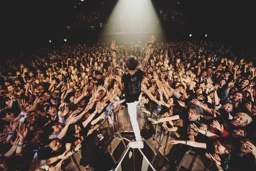 雅-MIYAVI-さんのインスタグラム写真 - (雅-MIYAVI-Instagram)「Rockin 2019 winter in JAPAN!!!!!! Good audience & good vibes 现在摇滚2019的日本冬季 ✌🏻札幌から、まさかの上海を経て、仙台＆名古屋２DAYS、皆の熱気とパワー受け取りました！！！！今夜は、福岡！！ここから後半戦、楽しみながら、一本一本、大事にいきたいと思います🙏🏻🙏🏻😃💯 #NoSleepTillTokyo 📸: @mikeyboiiiiii」12月12日 14時15分 - miyavi_ishihara