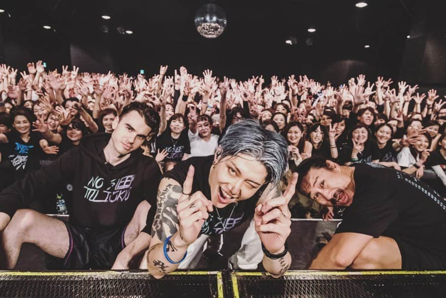 雅-MIYAVI-さんのインスタグラム写真 - (雅-MIYAVI-Instagram)「Rockin 2019 winter in JAPAN!!!!!! Good audience & good vibes 现在摇滚2019的日本冬季 ✌🏻札幌から、まさかの上海を経て、仙台＆名古屋２DAYS、皆の熱気とパワー受け取りました！！！！今夜は、福岡！！ここから後半戦、楽しみながら、一本一本、大事にいきたいと思います🙏🏻🙏🏻😃💯 #NoSleepTillTokyo 📸: @mikeyboiiiiii」12月12日 14時15分 - miyavi_ishihara