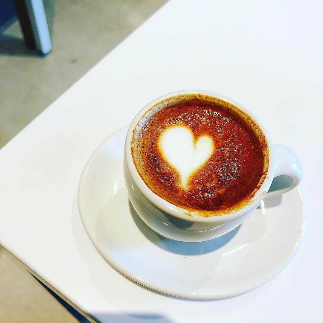 咲村良子のインスタグラム：「今日はブルーボトルコーヒー💙カフェマキアート☕️ #カフェ巡り #コーヒー #ブルーボトルコーヒー #カフェマキアート #カフェスタグラム #毎日コーヒー #love #coffee #cafe #bluebottlecoffee #tokyo #japan」