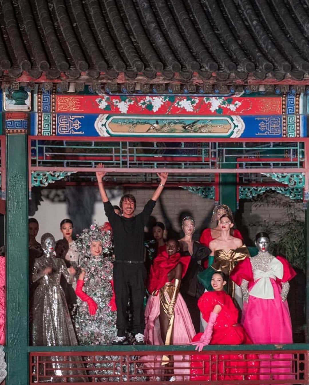 ジュ・シャオエンさんのインスタグラム写真 - (ジュ・シャオエンInstagram)「Nov the 7th #valentinohautecouture Summer Palace ,Beijing “ A daydream is a dream dreamt with open eyes . It is fantasy , made real , erasing boundaries between reality and desire “— @pppiccioli ❤️ Photo @lesliezhang1992」12月12日 15時04分 - jujujuxiaowen