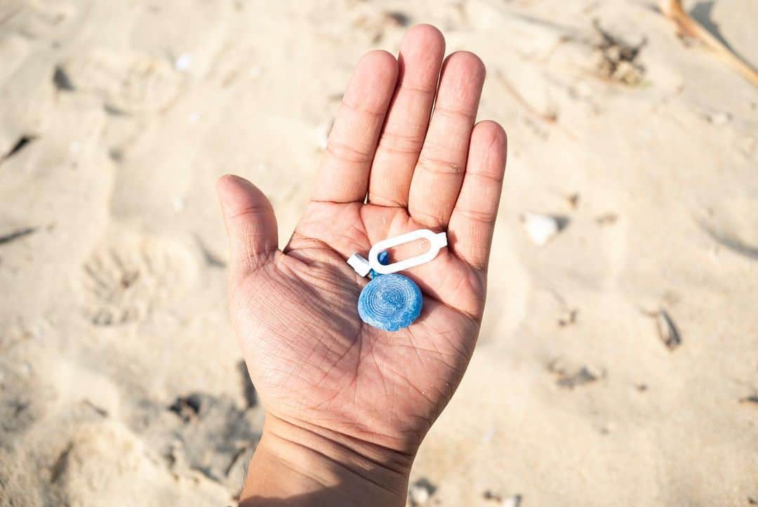 阿部裕介さんのインスタグラム写真 - (阿部裕介Instagram)「石垣島ビーチクリーン  サンゴがプラスチックに！ そしてプラスチックは削られて、徐々に海や山や土に紛れ込みます。消えるのではありません。 細かくなり、漂うのです。  #tnf_athletesummitjapan」12月12日 14時59分 - abe_yusuke